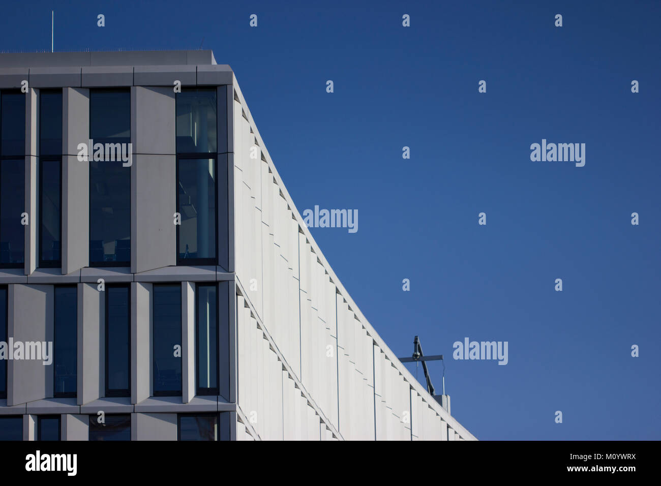 Die Fassade eines Gebäudes in der Mitte von Berlin während der Morgen im Winter 2018. Die seltenen blauen Himmel schafft einen Kontrast mit der Architektur. Stockfoto