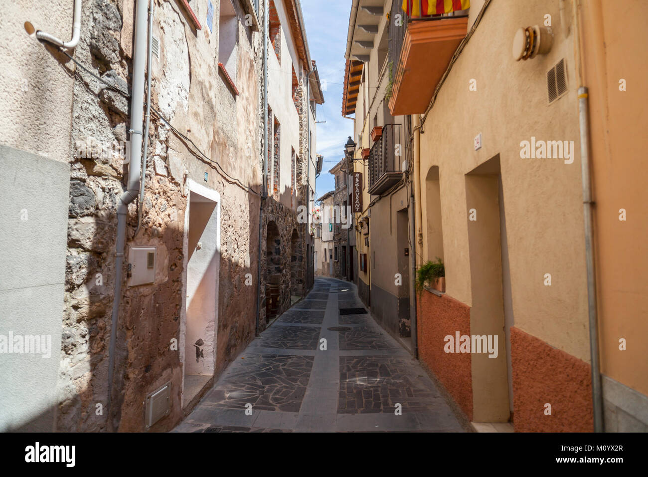 Gasse im Dorf Castellfollit de la Roca, Katalonien, Spanien. Stockfoto