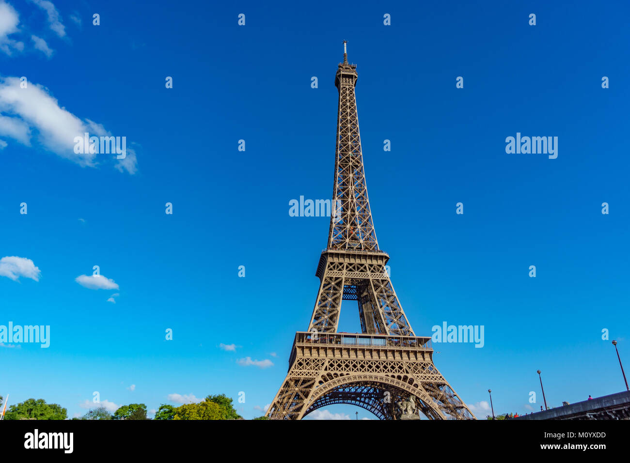 Der Eiffelturm und blauer Himmel Stockfoto