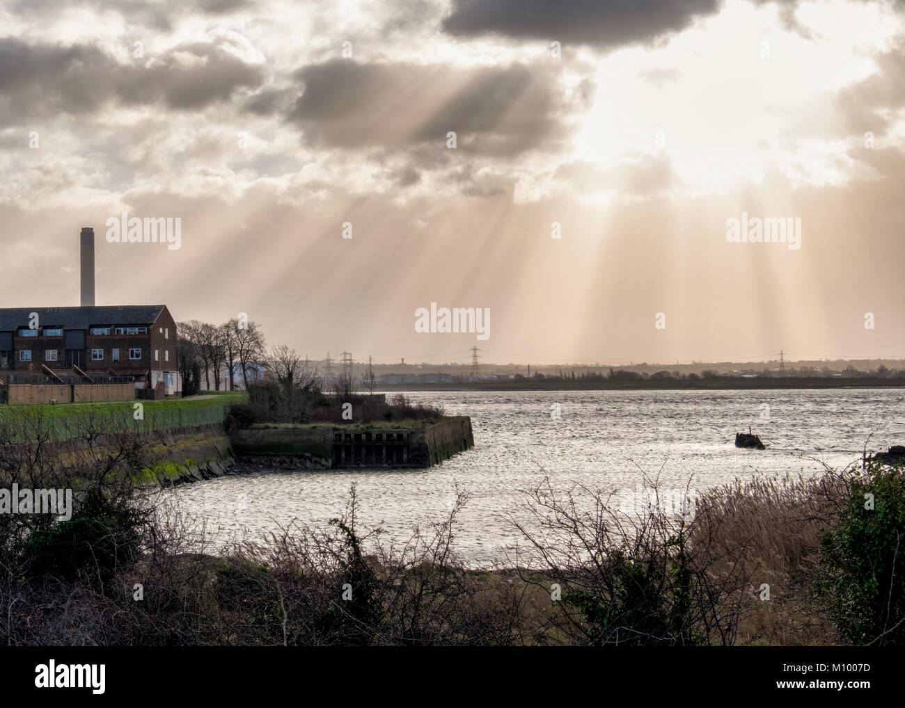 Essex, UK. Blick von Rainham Marshes RSPB Nature Reserve neben Thames Estuary in Purfleet, Themse, Wolken und Sonnenstrahlen Stockfoto