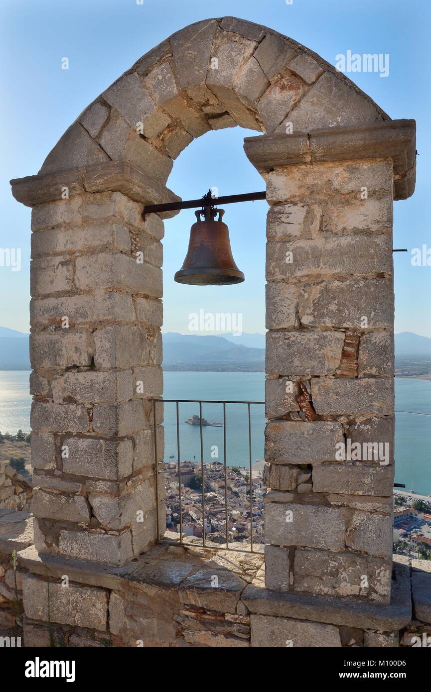 Überblick über die Bucht von Nafplio und die Insel Bourtzi von Burg Palamidi Glockenturm, Argolis, Peloponnes, Griechenland, August. Stockfoto