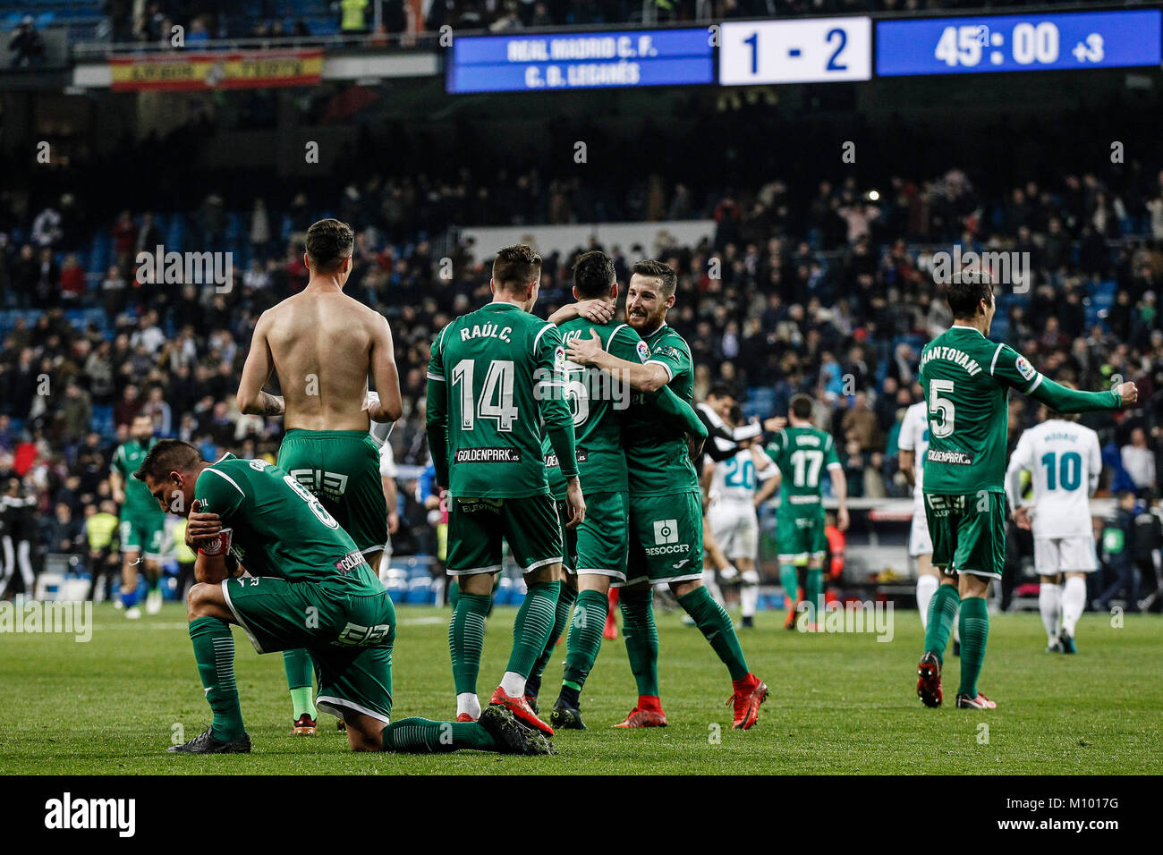 Die leganes Spieler feiern den Sieg und die Passage zum Halbfinale zum ersten Mal in ihrer Geschichte. Copa del Rey Match zwischen Real Madrid vs Leganes FC im Santiago Bernabeu in Madrid, Spanien, 23. Januar 2018. Credit: Gtres Información más Comuniación auf Linie, S.L./Alamy leben Nachrichten Stockfoto