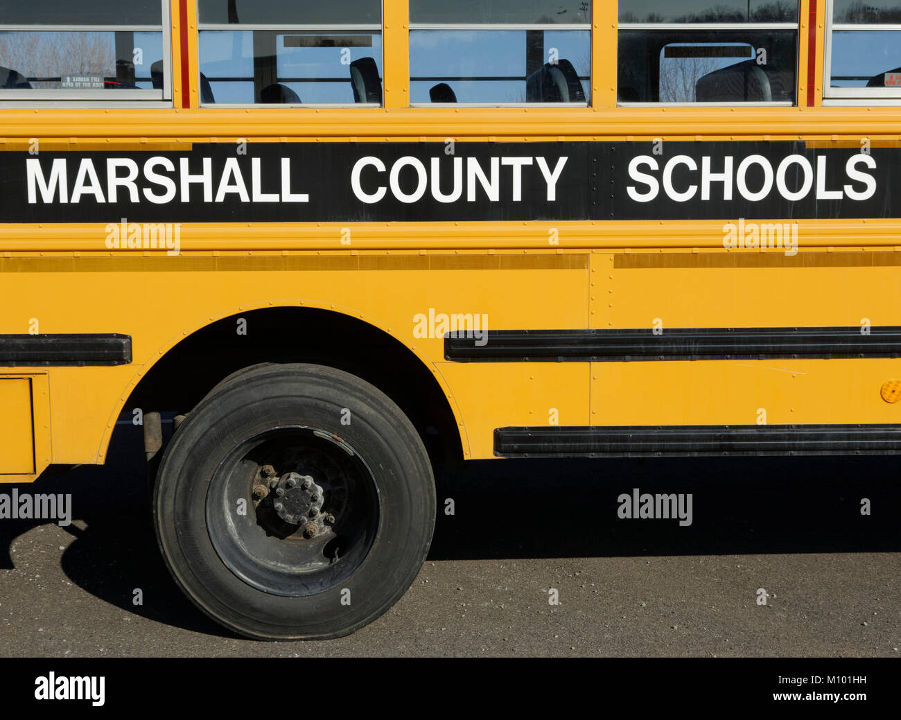 Ein Schulbus Bausteine einen Eingang zum Marshall County High School Campus am Mittwoch, 31.01.24, in Benton, KY, USA 2018. Die Polizei sagte, zwei Studenten wurden getötet und 18 verletzt, als ein 15-jähriger Junge das Feuer auf seine Mitschüler einen Tag früher in der erste tödliche School Shooting der Usa von 2018 eröffnet. (Apex MediaWire Foto von Billy Suratt) Stockfoto