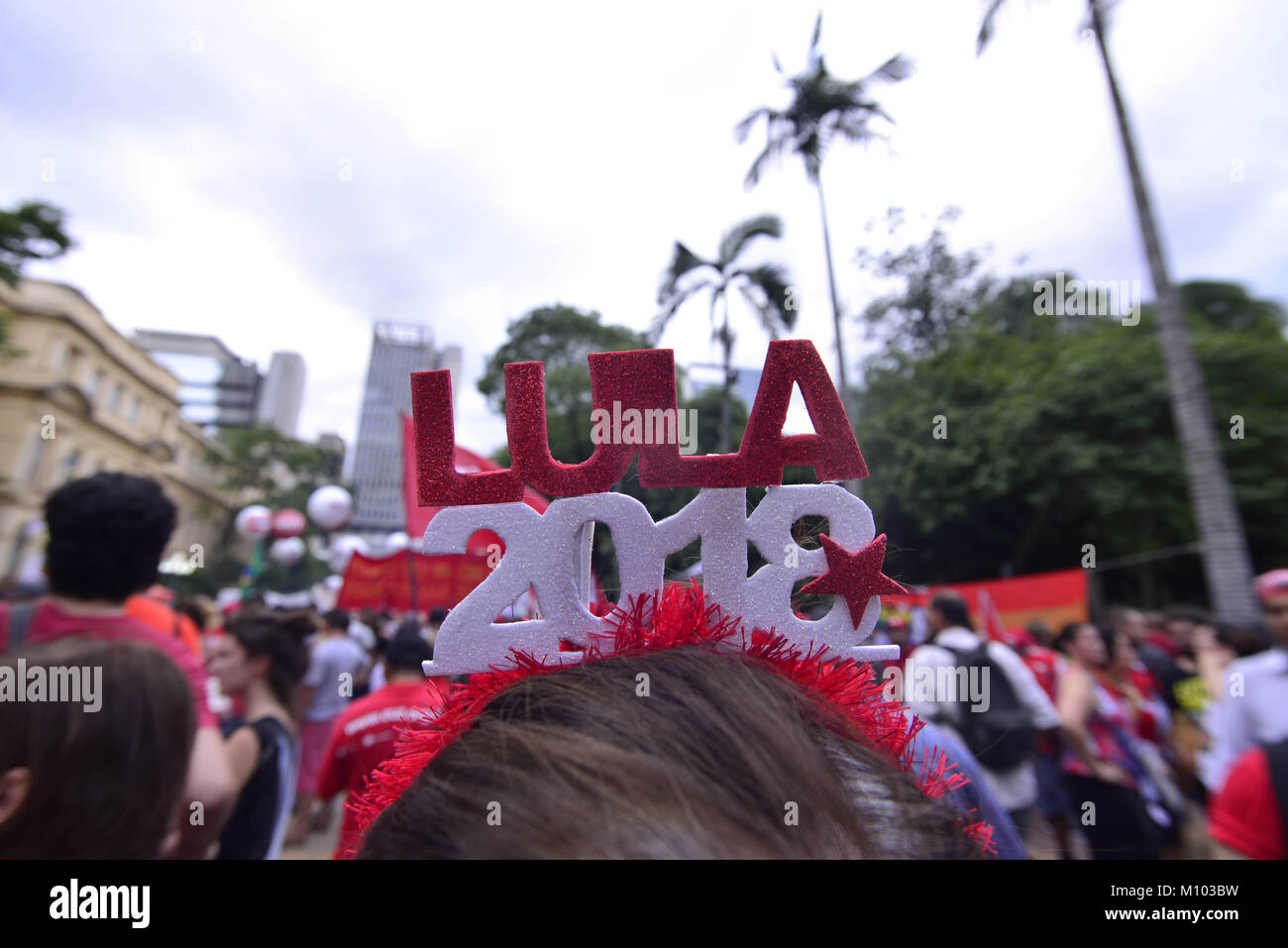 Sao Paulo, Brasilien. Januar 24, 2018 - Lula BRASILIEN CORRUPTIONi: Demonstranten halten Fahnen während eines Protestes gegen die Entscheidung des Berufungsgerichts aufrechterhalten, um eine Transplantation Urteil gegen ehemaligen Präsidenten Luiz Inacio Lula da Silva in Sao Paulo, Brasilien, am Mittwoch, Januar 24, 2018. Alle drei Richter gestimmt Lula seine Beschwerde gegen eine strafrechtliche Verurteilung für die Annahme von einem Upgrade auf ein Apartment am Strand entlang mit anderen Leistungen von einer Baufirma im Austausch für Gefälligkeiten zu verweigern. Credit: Cris Fafa/ZUMA Draht/Alamy leben Nachrichten Stockfoto