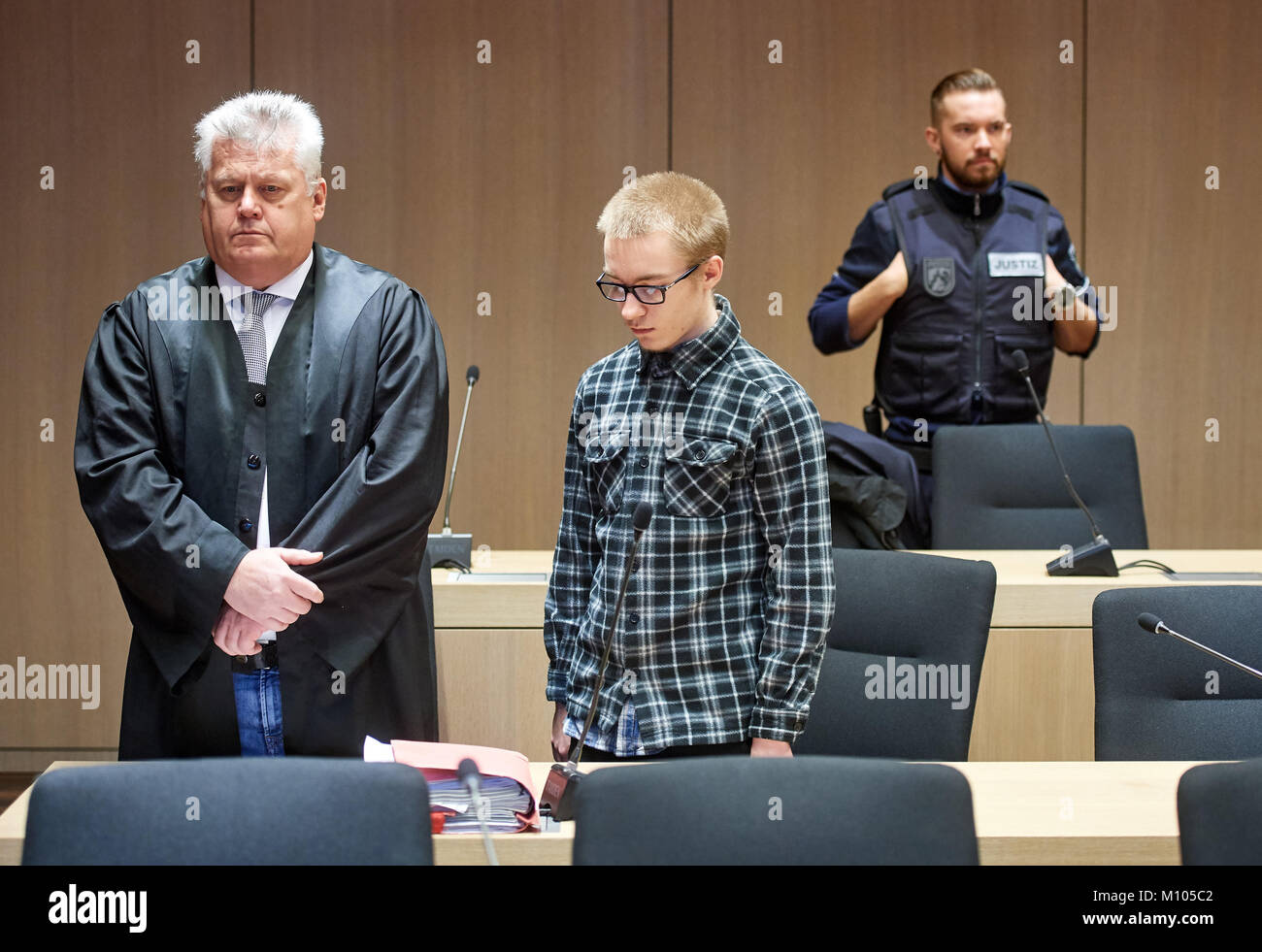 Bochum, Deutschland. 25 Jan, 2018. Die Angeklagten, Marcel H. (C), stehend im Dock neben seinem Rechtsanwalt Michael Emde im Amtsgericht in Bochum, Deutschland, 25. Januar 2018. Die Anhörung der Klagegründe wird derzeit durchgeführt. Marcel H. hat durch seinen Anwalt ermordet Jaden, eine 9-jährige benachbarten Boy, sowie eine 22 Jahre alte ehemalige Schule, Freund, Anfang März des vergangenen Jahres in gestanden. Quelle: Bernd Thissen/dpa/Alamy leben Nachrichten Stockfoto