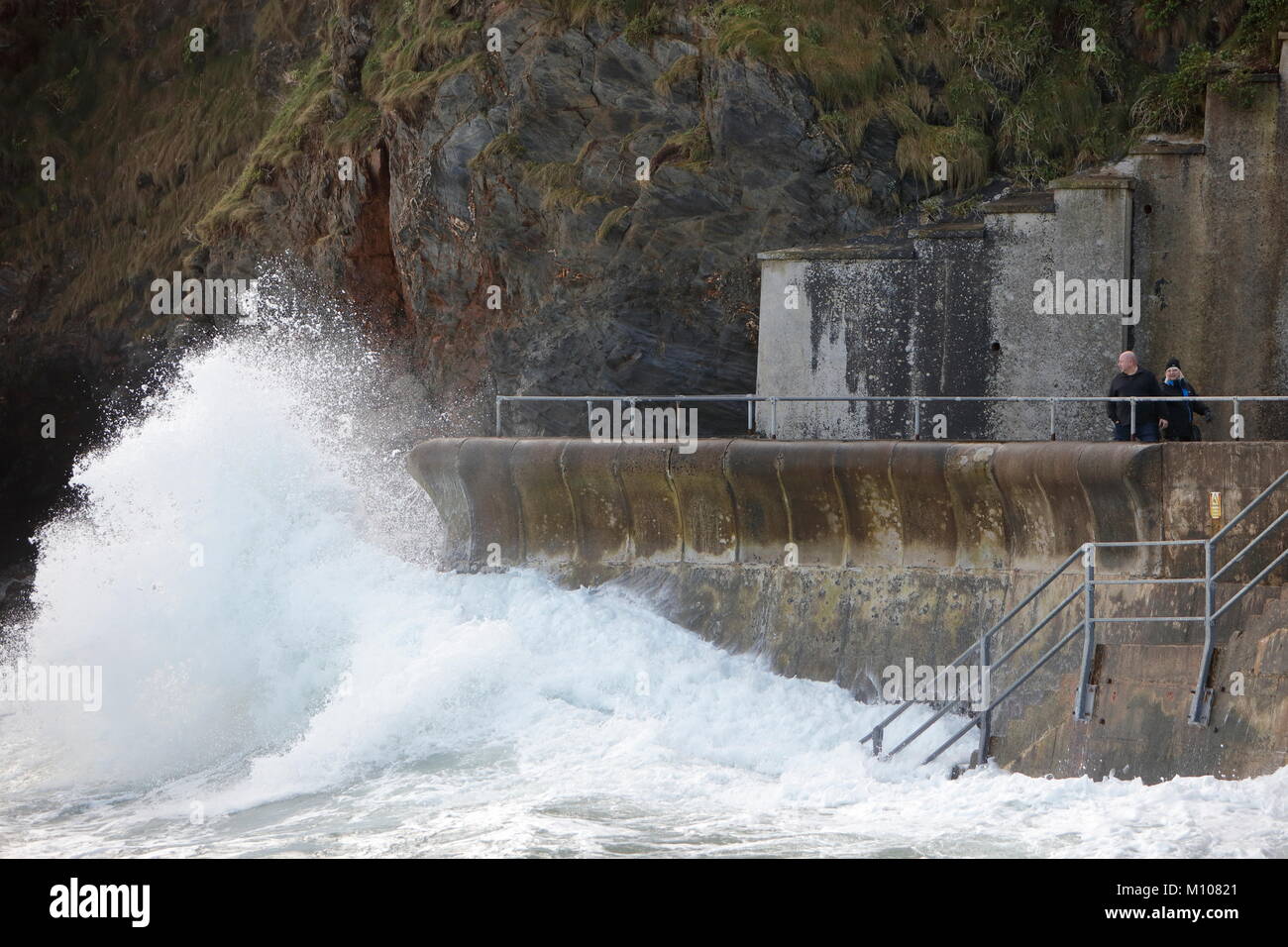 Newquay, Cornwall, England. 25 Jan, 2018. Raue See und 15 Fuß Wellen schlagen die Küste von North Cornwall rund um Newquay. Credit: Nicholas Burningham/Alamy leben Nachrichten Stockfoto