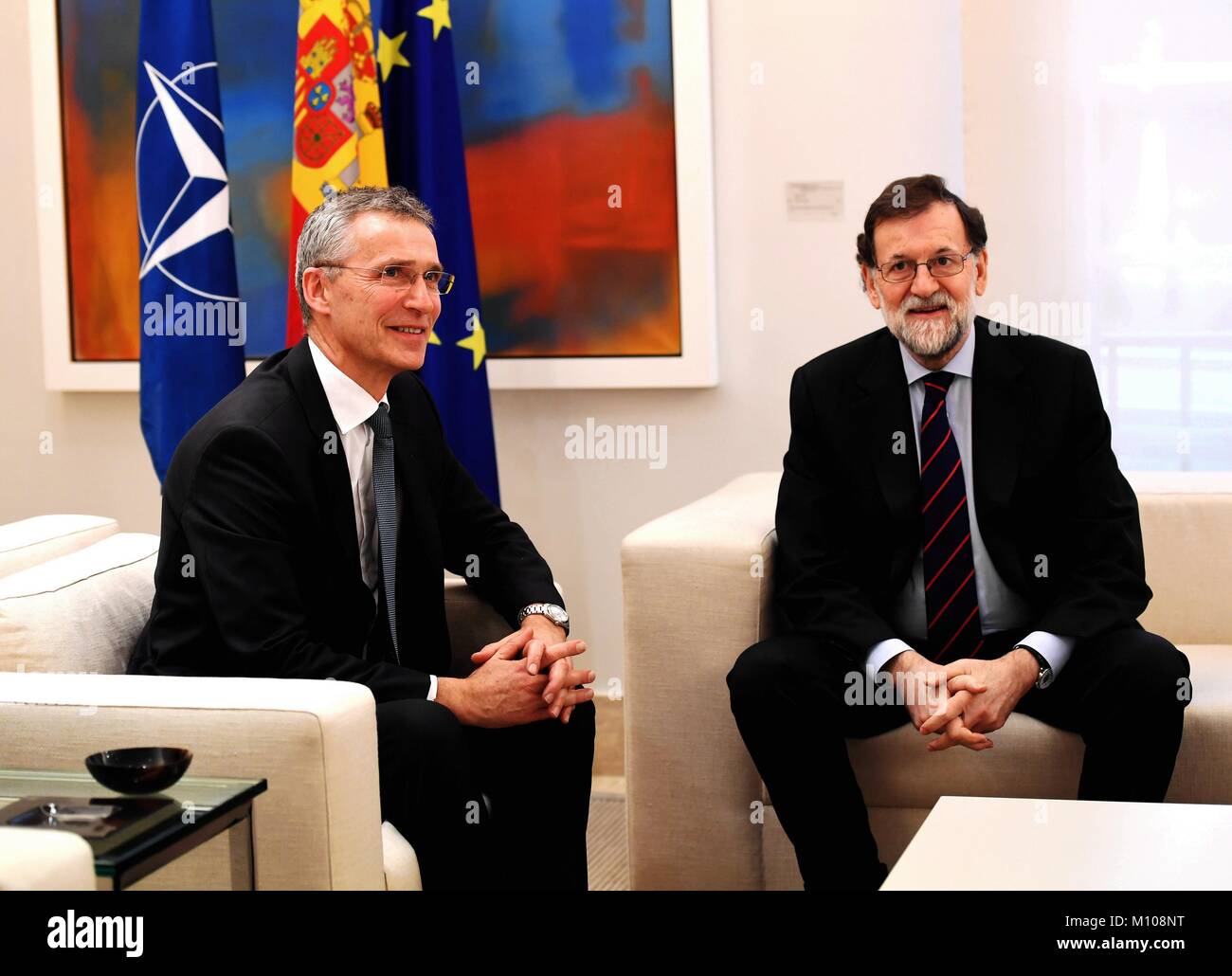 Madrid, Spanien. 25 Jan, 2018. Der spanische Premierminister Mariano Rajoy (R) trifft sich mit NATO-Generalsekretär Jens Stoltenberg in Madrid, Spanien, Jan. 25, 2018. Quelle: Guo Qiuda/Xinhua/Alamy leben Nachrichten Stockfoto