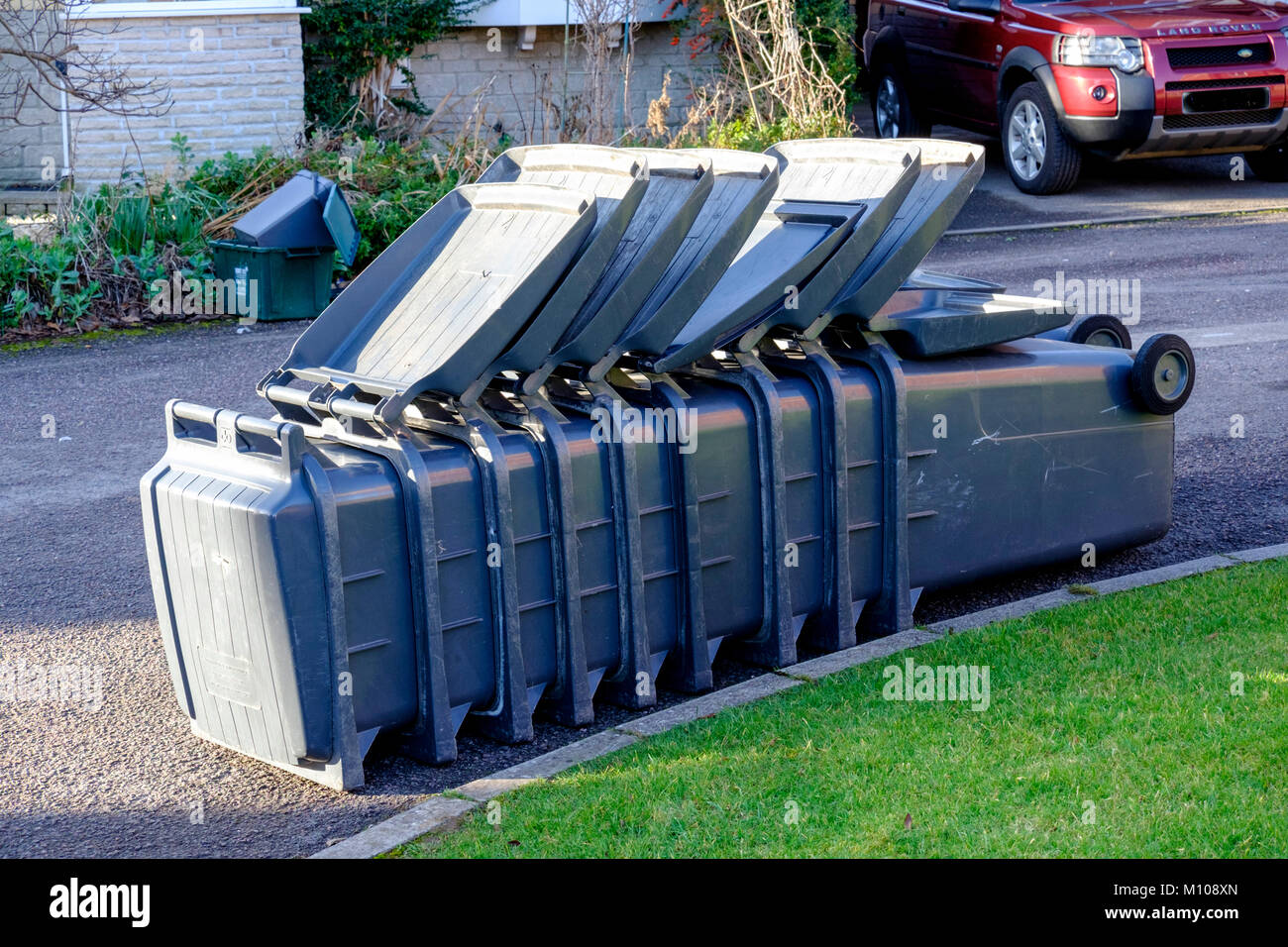 Bradley Stoke, UK. 25 Jan, 2018. 25. Januar 2018. South Gloucestershire Pläne, um Abfall zu reduzieren und das Recycling Ein weiterer Schritt nach vorn. Als Teil der "Abfälle", househol 240 Liter schwarz Fächer werden gesammelt und mit einem kleineren 140 Liter bin ersetzt. Auf der kleineren Kapazität verringern, Recycling Sammlungen wöchentlich in 2017 wurde. Haushalte, die mehr capacitythan 140 Liter eine zusätzliche l 140 Liter bin anfordern können. Eine jährliche Gebühr von £ 32 für ein extra Fach. © JMF-News/Alamy leben Nachrichten Stockfoto