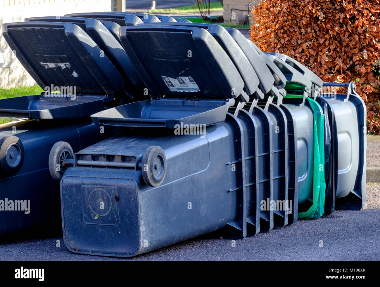 Bradley Stoke, UK. 25 Jan, 2018. 25. Januar 2018. South Gloucestershire Pläne, um Abfall zu reduzieren und das Recycling Ein weiterer Schritt nach vorn. Als Teil der "Abfälle", househol 240 Liter schwarz Fächer werden gesammelt und mit einem kleineren 140 Liter bin ersetzt. Auf der kleineren Kapazität verringern, Recycling Sammlungen wöchentlich in 2017 wurde. Haushalte, die mehr capacitythan 140 Liter eine zusätzliche l 140 Liter bin anfordern können. Eine jährliche Gebühr von £ 32 für ein extra Fach. © JMF-News/Alamy leben Nachrichten Stockfoto