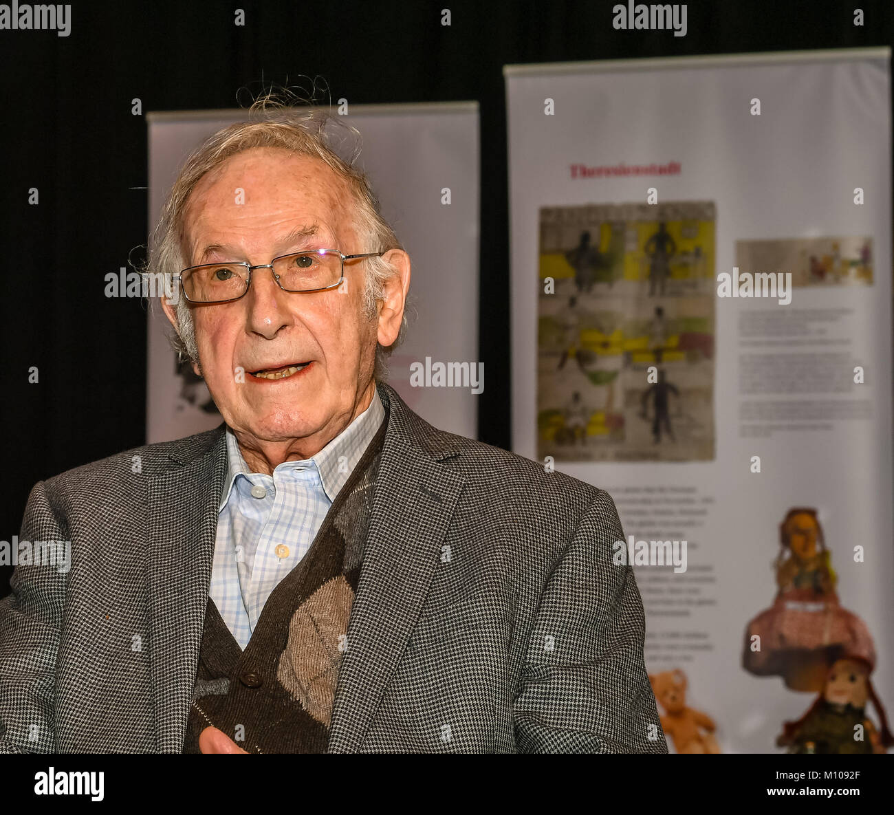 Brentwood, Essex, 25. Januar 2018, Herman Rothman, (93) Holocaust Survivor und einer der Männer, die gefunden und Hitlers (und Autor des Buches mit dem gleichen Namen) auf den Holocaust Veranstaltung "No Child's Play" Holocaust Ereignis in Brentwood, Essex Credit: Ian Davidson/Alamy Live-Nachrichten übersetzt Stockfoto