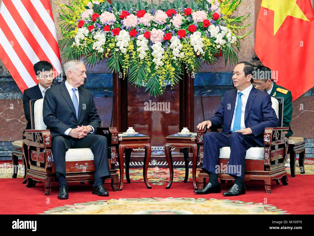 (180125) - Hanoi, Jan. 25, 2018 (Xinhua) - die Vietnamesische Präsident Tran Dai Quang (R) trifft mit US-Verteidigungsminister James Mattis in Hanoi, Hauptstadt von Vietnam, Jan. 25, 2018. (Xinhua / VNA) (ZF) Stockfoto