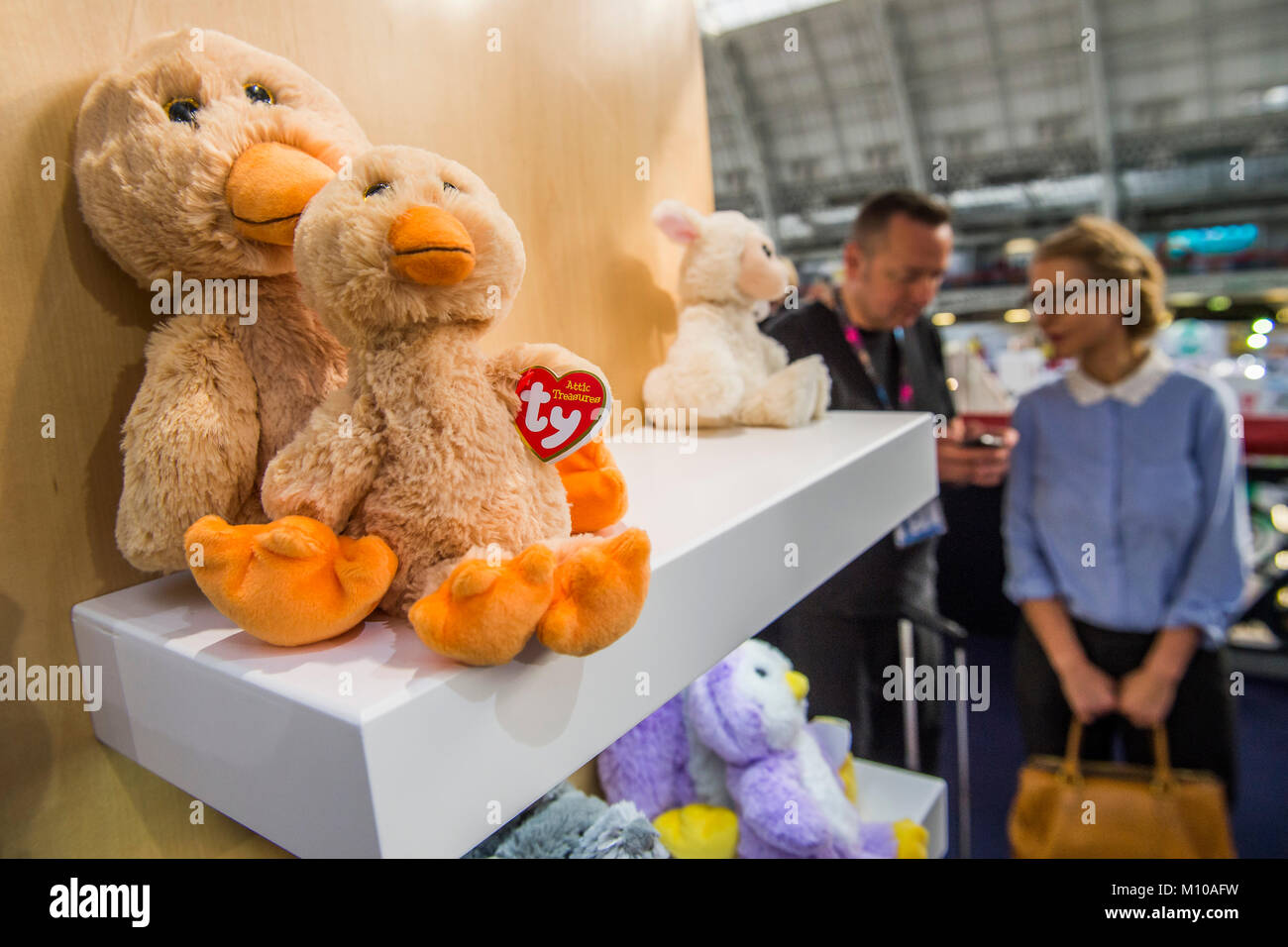 London, Großbritannien. 25 Jan, 2018. Weiches Spielzeug auf der Ty stehen - Die jährlichen Spielwarenmesse in Olympia, London. Credit: Guy Bell/Alamy leben Nachrichten Stockfoto