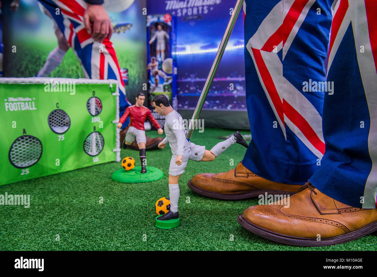 London, Großbritannien. 25 Jan, 2018. MiniMaster Fußball Spiel bereit für die WM - Die jährlichen Spielwarenmesse in Olympia, London. Credit: Guy Bell/Alamy leben Nachrichten Stockfoto