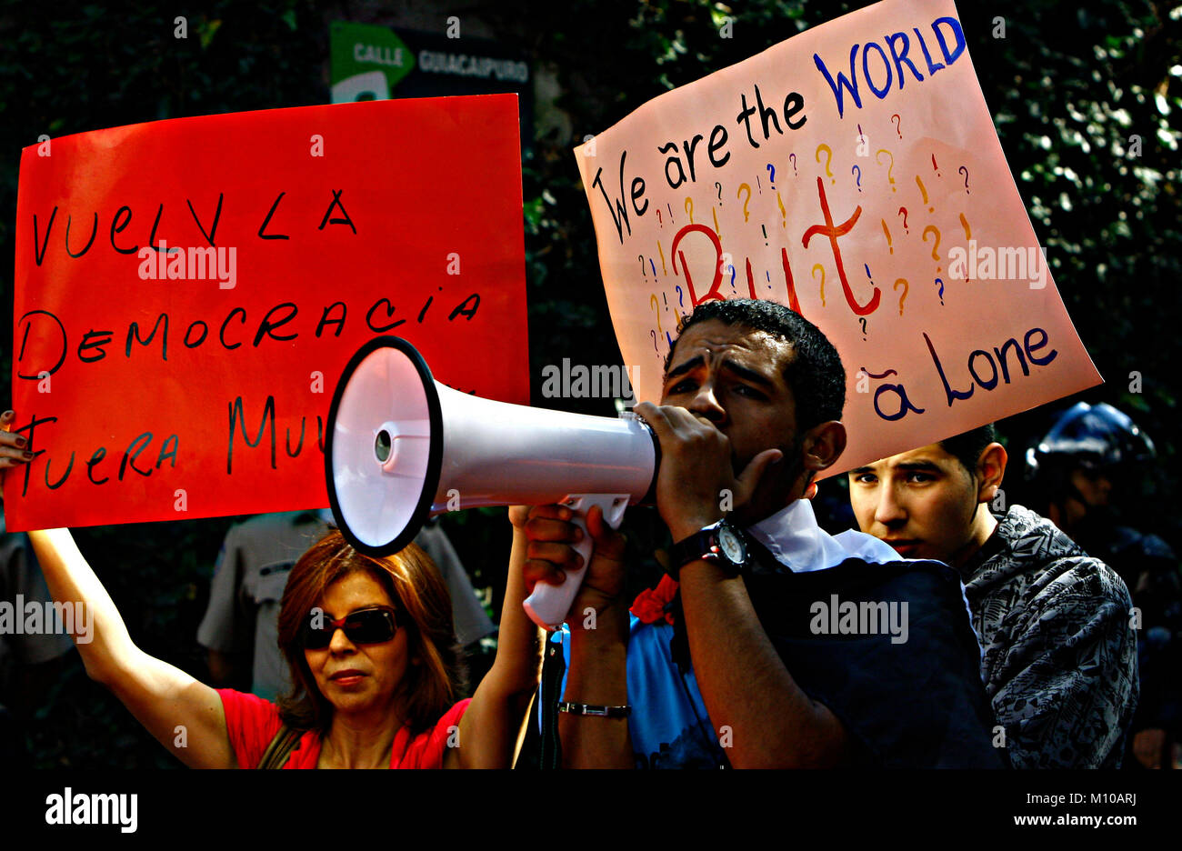 Februar 4, 2011 - Caracas, Distrito Capital, Venezuela - Februar 04., 2011. Die Bürger der ägyptischen Ursprungs, protestierten vor der Botschaft Ihres Landes gegen Präsident Hosni Mubarack, in Caracas, Venezuela. Foto: Juan Carlos Hernandez (Credit Bild: © Juan Carlos Hernandez über ZUMA Draht) Stockfoto