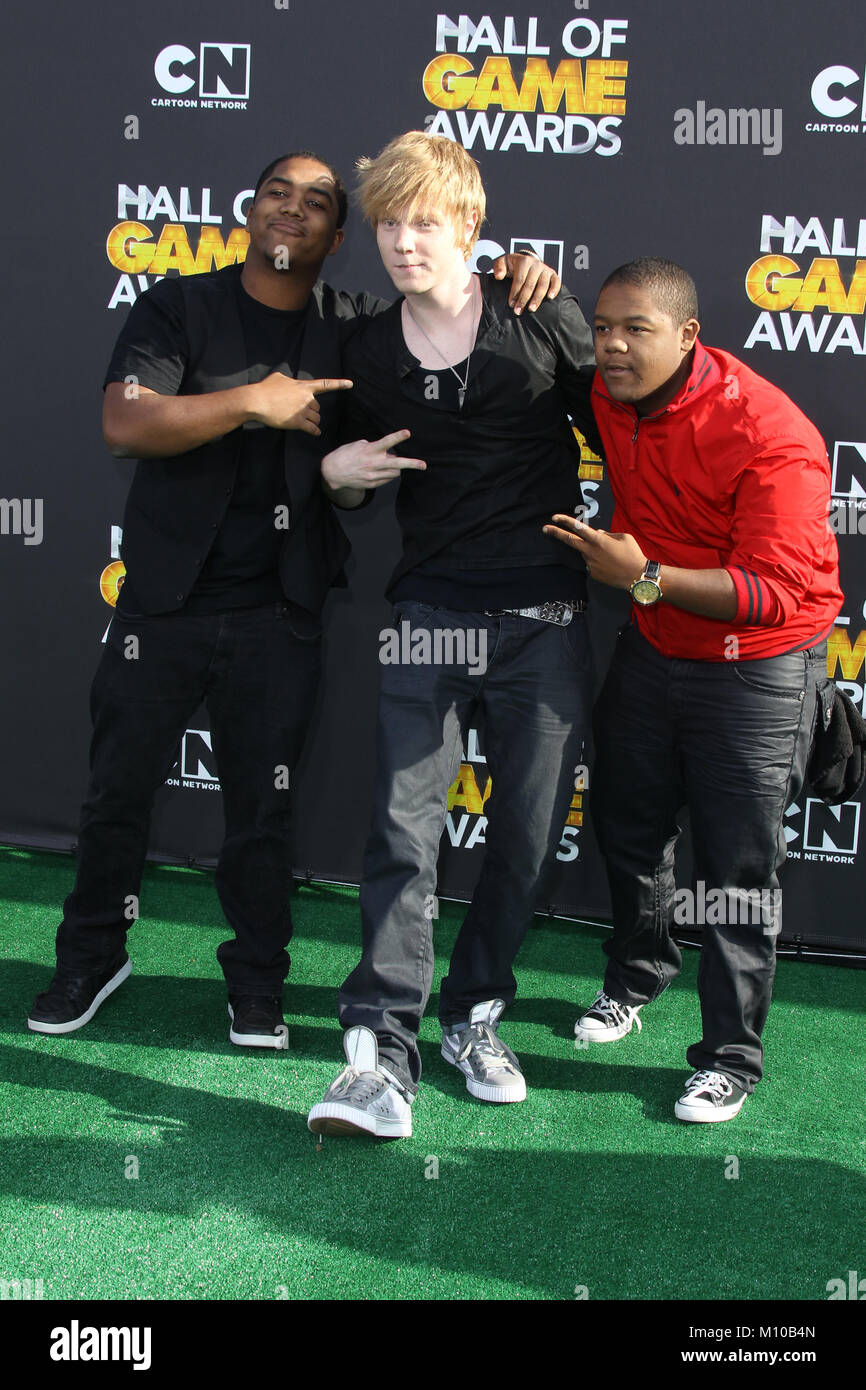 *** Foto *** Disney Star Adam Hicks auf Misstrauen von bewaffneten Raubüberfällen *** Christopher Massey, Adam Hicks und Kyle Massey an der 2. jährlichen Cartoon Network Hall of Game Awards an Barker Hangar Verhaftet am 18. Februar in Santa Monica, Kalifornien, 2012 Stockfoto