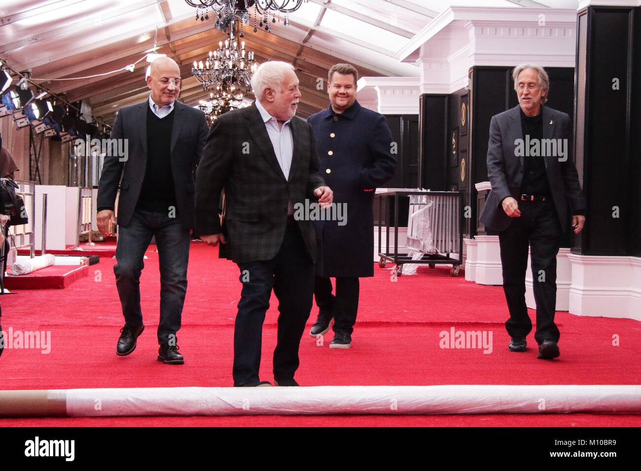 New York, NY, USA. 25 Jan, 2018. Host James Corden, Recording Academy Präsident/CEO Neil Portnow, Executive Producer des 60. jährlichen Grammy Awards Ken Ehrlich, und CBS EVP, Specials, Musik & Live Events Jack Sussman Roll Out der 60. jährlichen Grammy Roter Teppich im Madison Square Garden am 25. Januar 2018 in New York City. Credit: Diego Corredor/Medien Punch/Alamy leben Nachrichten Stockfoto