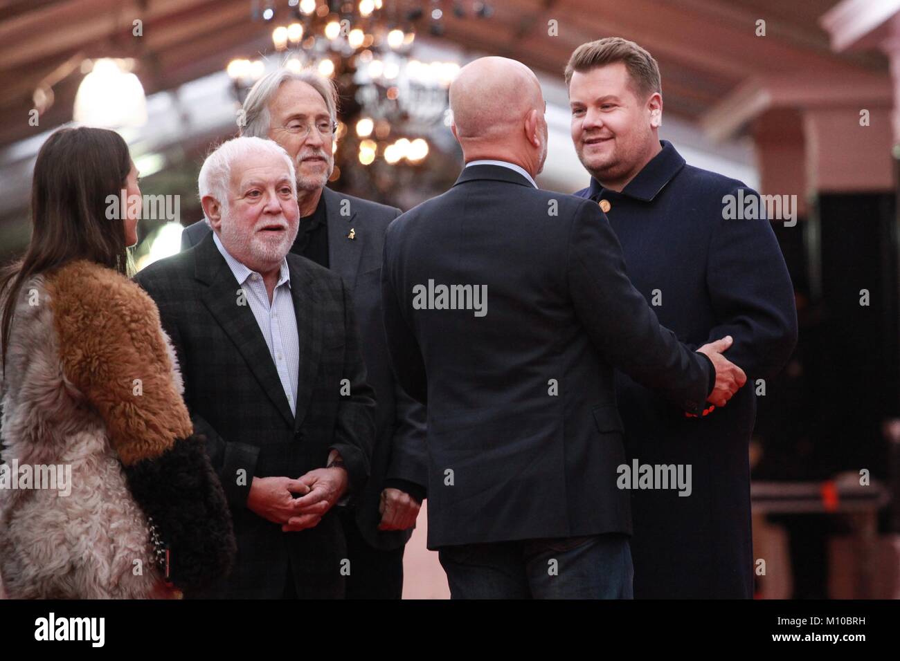 New York, NY, USA. 25 Jan, 2018. Host James Corden, Recording Academy Präsident/CEO Neil Portnow, Executive Producer des 60. jährlichen Grammy Awards Ken Ehrlich, und CBS EVP, Specials, Musik & Live Events Jack Sussman Roll Out der 60. jährlichen Grammy Roter Teppich im Madison Square Garden am 25. Januar 2018 in New York City. Credit: Diego Corredor/Medien Punch/Alamy leben Nachrichten Stockfoto