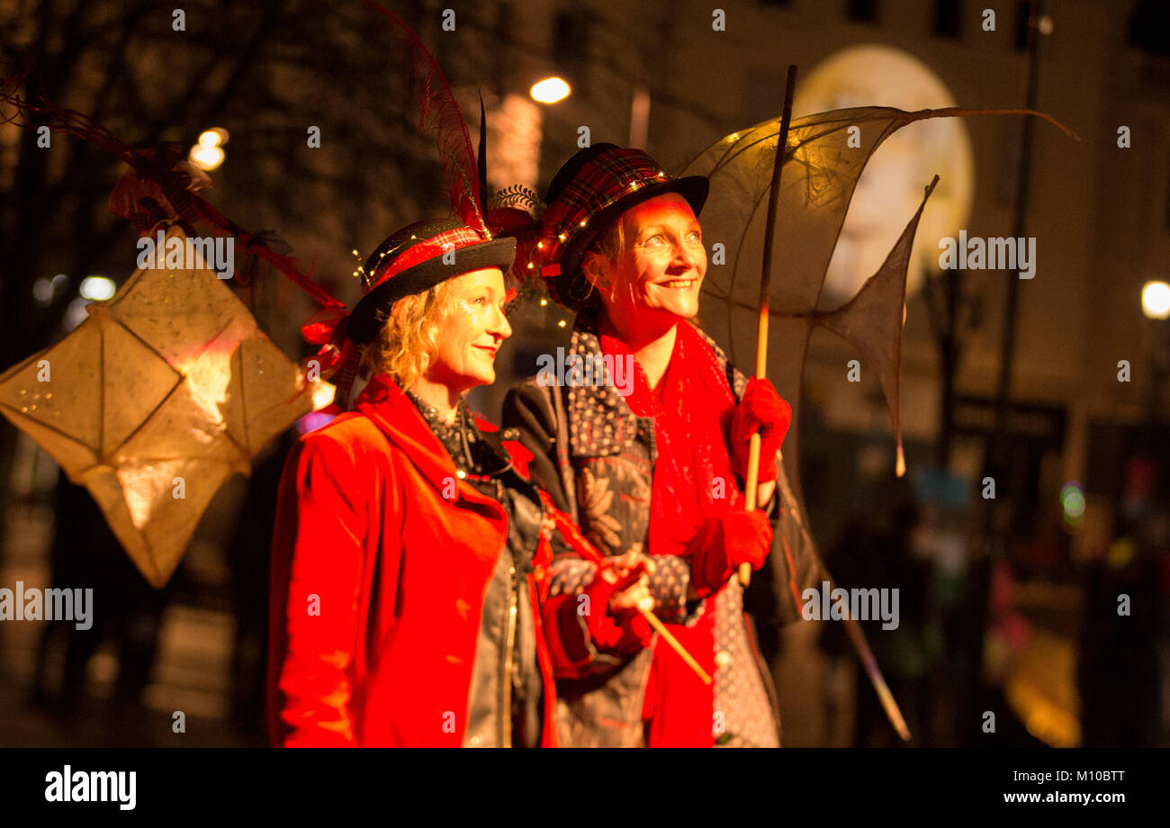 Dumfries, Schottland. 25 Jan, 2018. Robert Burns Night feierte in Dumfries mit einem laternenumzug durch die Innenstadt. Ein Teil der Grossen Burns Supper Festival in Dumfries. Michelle Reynolds & Kara Millen genießen Sie im Mondlicht Credit: Allan Devlin/Alamy leben Nachrichten Stockfoto