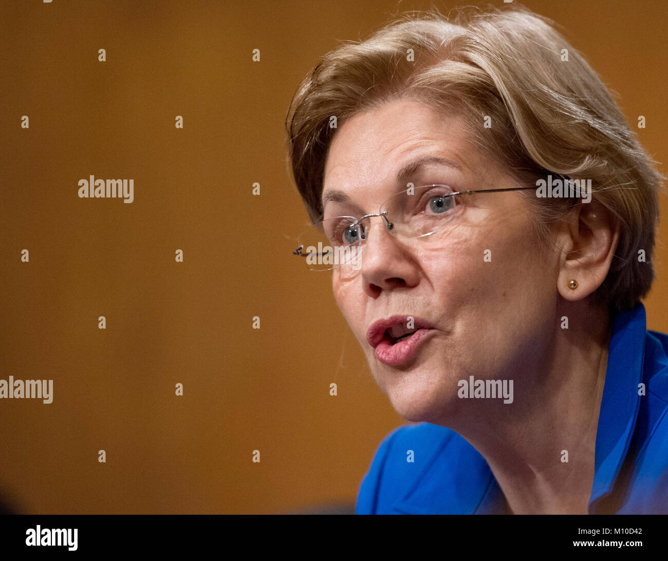 United States Senator Elizabeth Warren (Demokrat aus Massachusetts) stellt Fragen während des Zeugnisses vor dem US-Senat Ausschusses für Banken, Wohnungsbau und Stadtentwicklung während der Anhörung für Jelena McWilliams, Vorsitzende und Mitglied des Verwaltungsrates der Federal Deposit Insurance Corporation; Dr. Marvin Goodfriend, Mitglied des Board of Governors des Federal Reserve System, und Herr Thomas E. Workman, um Mitglied der finanziellen Stabilität Aufsicht Rat stattfinden, auf dem Capitol Hill in Washington, DC am Dienstag, 23. Januar 2018. Credit: Ron Sachs/CNP Ph Stockfoto