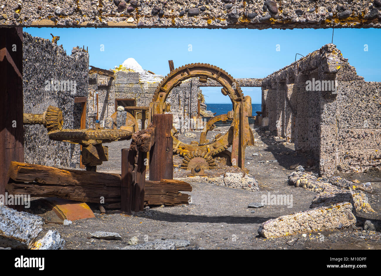 Abgebrochene Mining Equipment auf White Island, Neuseeland Stockfoto