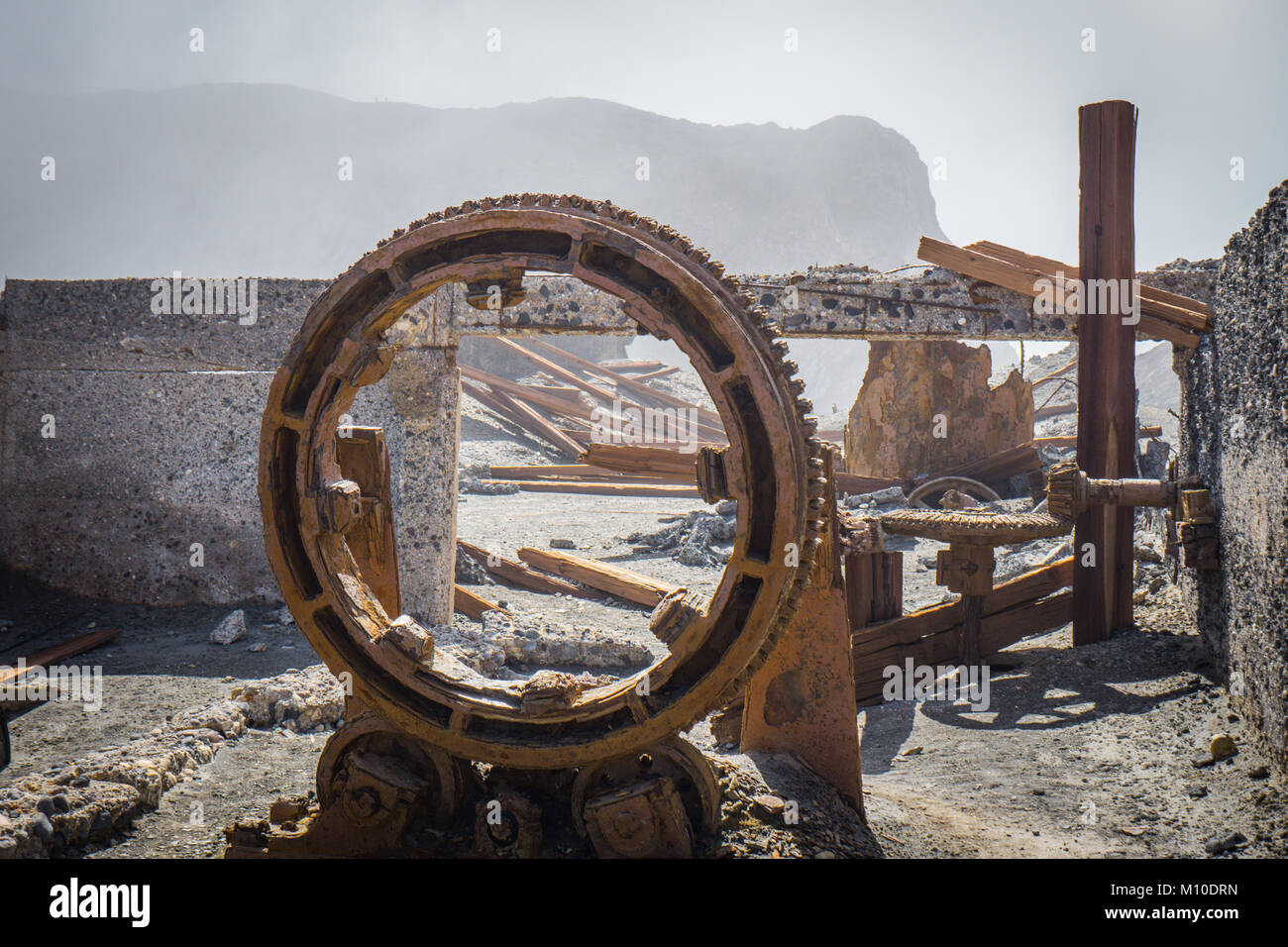 Verlassenen mine Ausrüstung auf White Island, Neuseeland Stockfoto