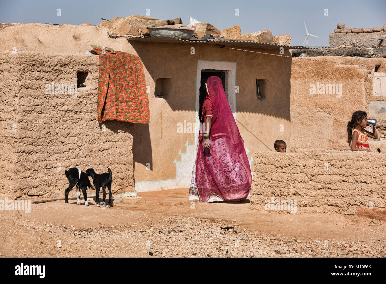 Frau in einer ländlichen Gemeinde in der Wüste Thar, Rajasthan, Indien Stockfoto