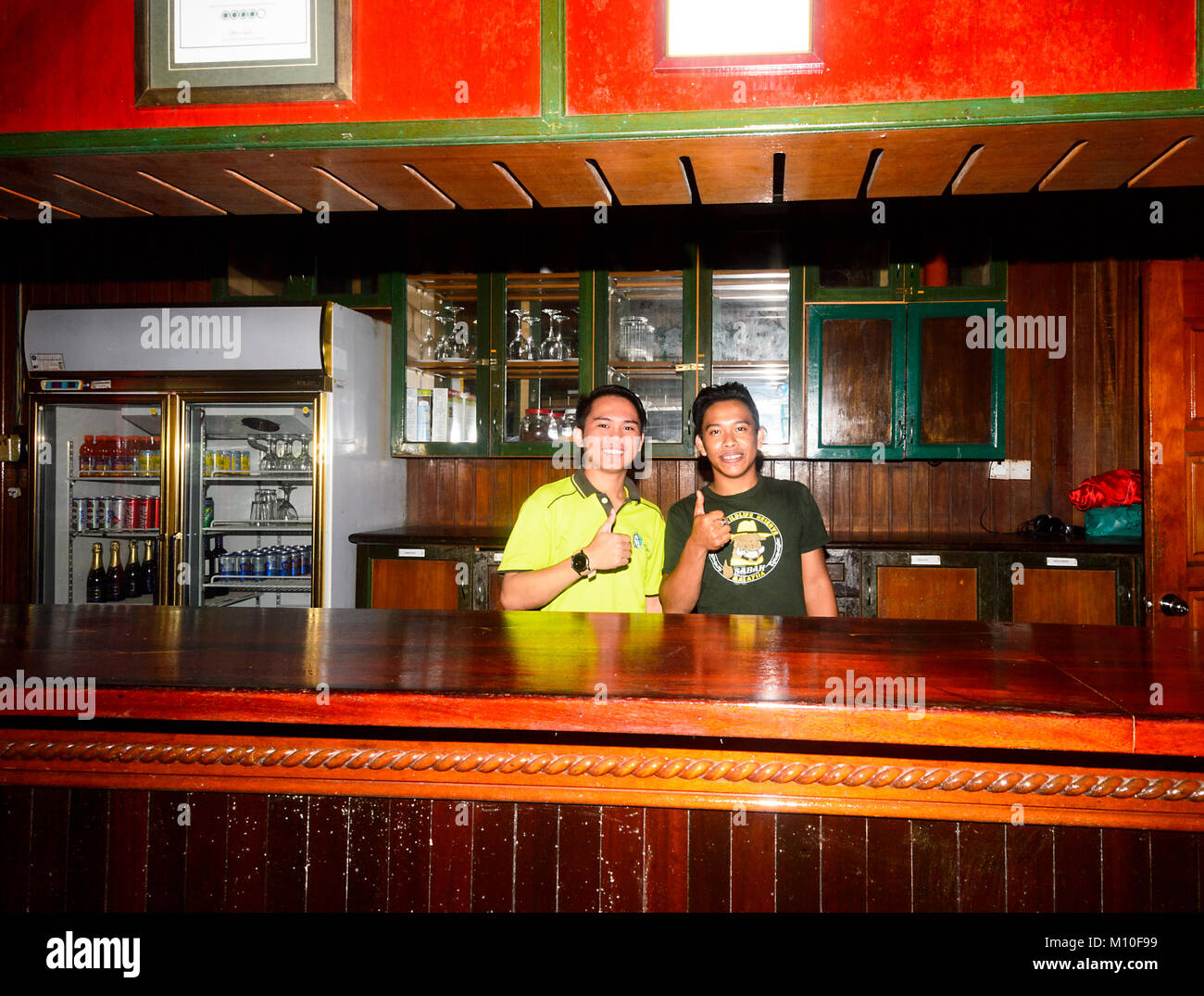 Zwei lächelnde junge Bornesischen barkeepern an Tabin Wildlife Resort, Sabah, Borneo, Malaysia Stockfoto
