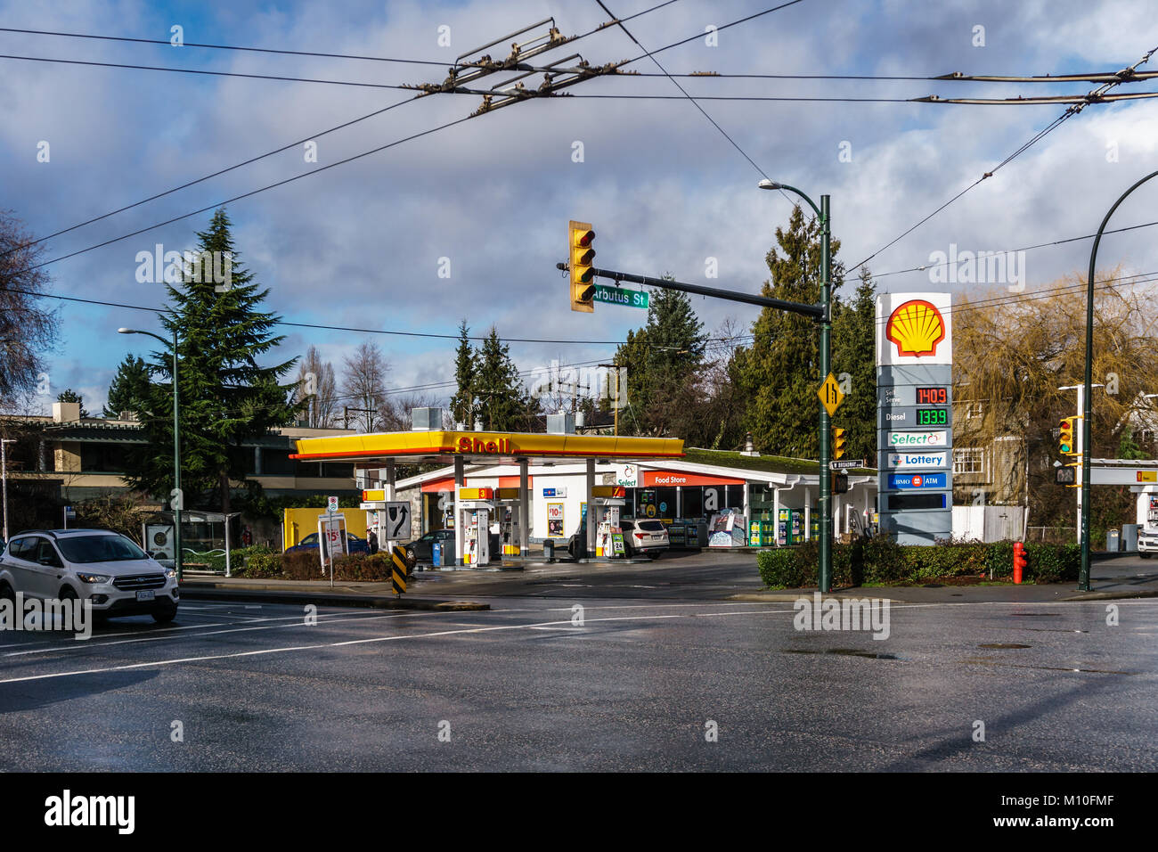 VANCOUVER, Kanada - 21. Januar 2018: Britische niederländischen multinationalen Öl- und Gasunternehmen Shell Tankstelle und Supermarkt am Arbutus Straße und Br Stockfoto