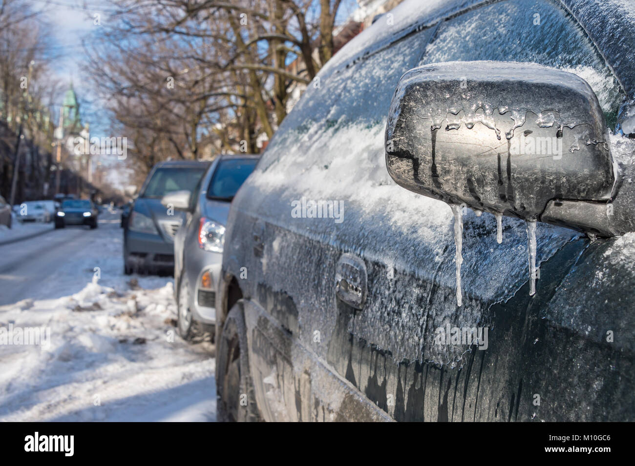 Dicke Schicht von Eis auf dem Auto nach Eisregen in Montreal, Kanada - Nahaufnahme von Außenspiegel bedeckt mit Eis Stockfoto