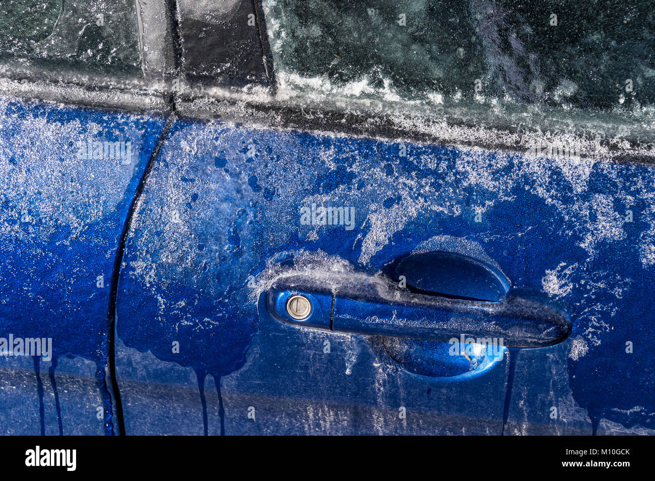 Dicke Eisschicht auf dem Auto nach Eisregen in Montreal, Kanada - Nahaufnahme von Auto. Stockfoto