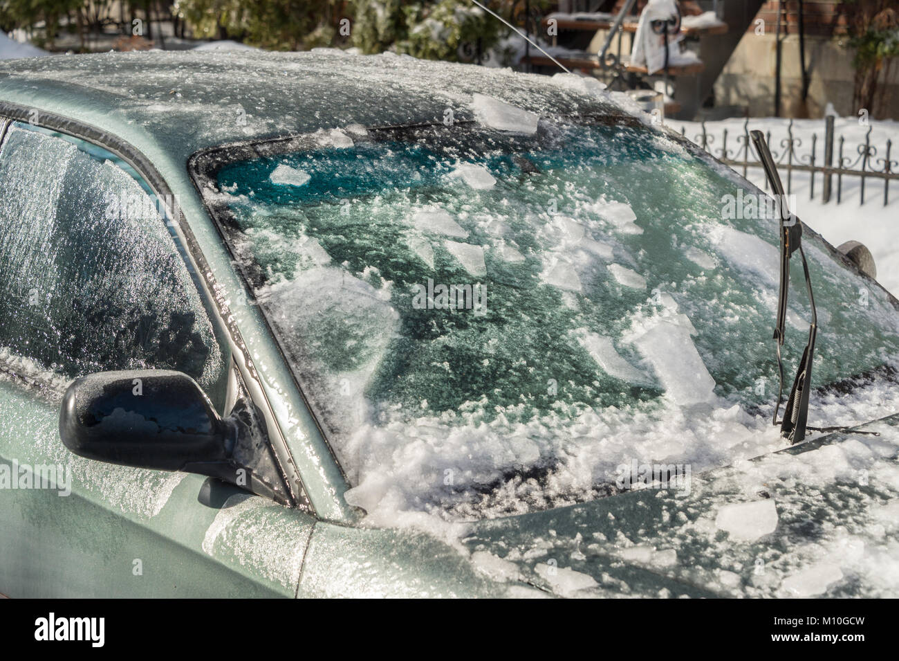 Dicke Eisschicht auf dem Auto nach Eisregen in Montreal, Kanada Stockfoto