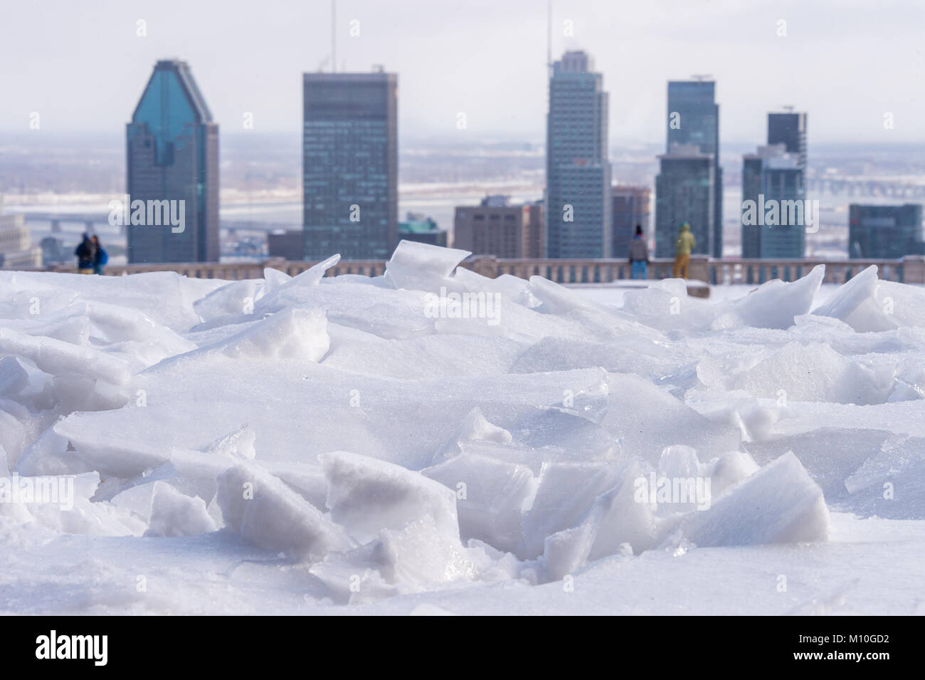 Gebrochene Eis nach gefrierendem Regen und Montreal Skyline im Hintergrund. Stockfoto