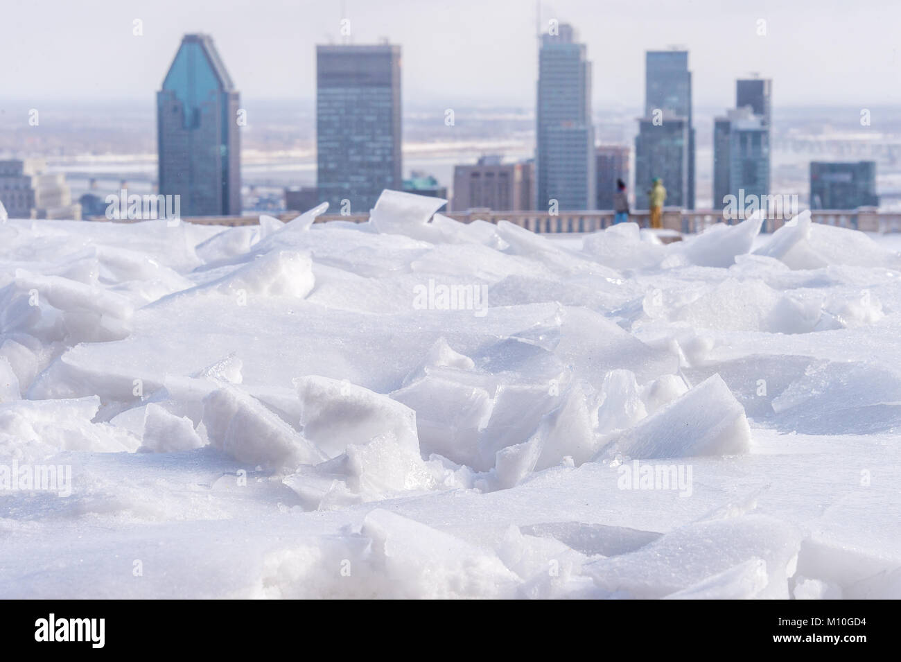 Gebrochene Eis nach gefrierendem Regen und Montreal Skyline im Hintergrund. Stockfoto