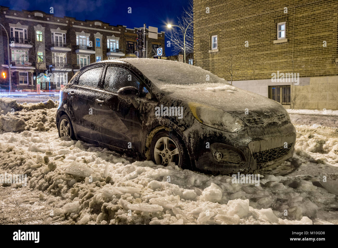 Montreal, Kanada - 24. Januar 2017: dicke Eisschicht auf dem Auto nach Eisregen Stockfoto