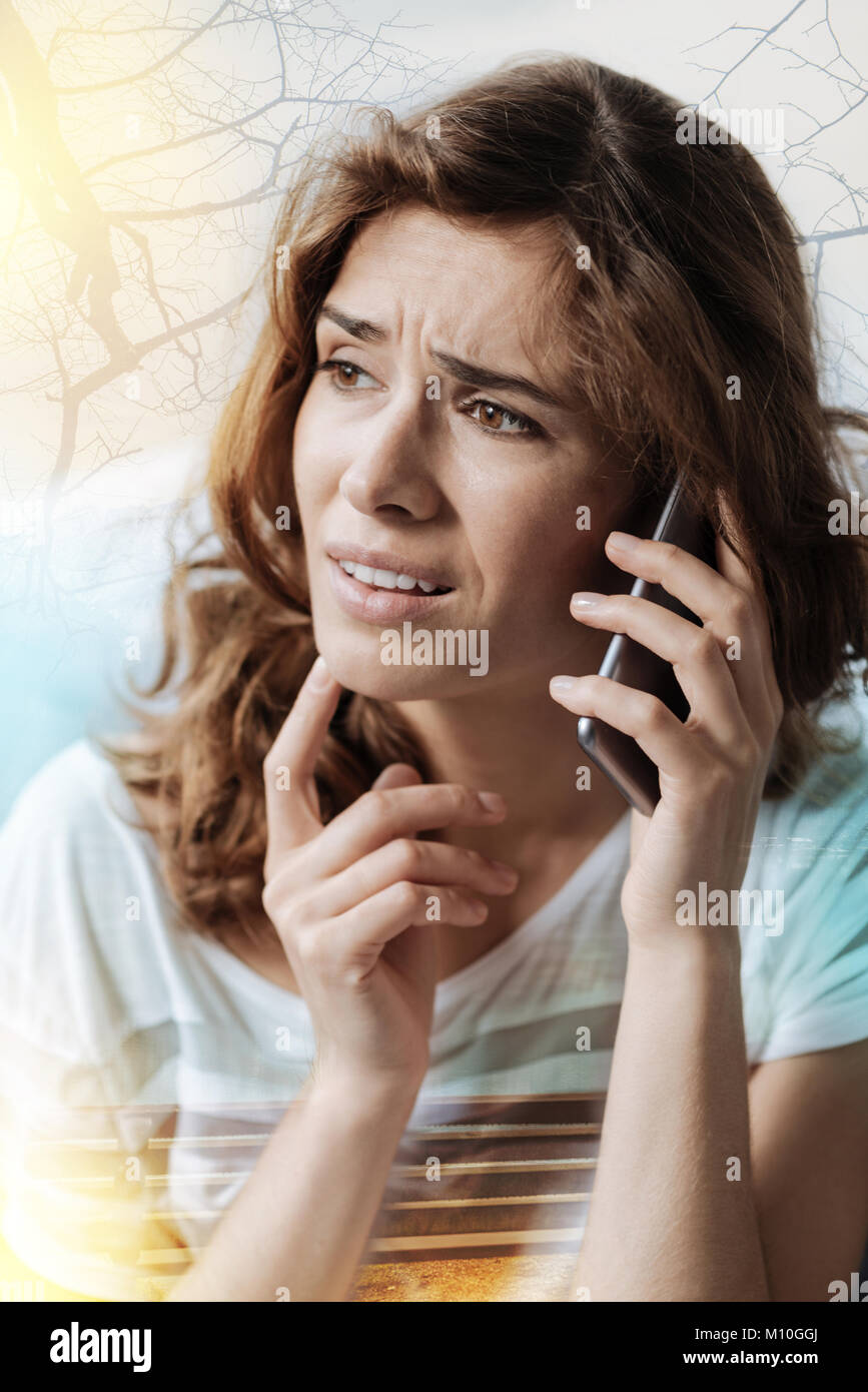 Gestörte Frau am Telefon sprechen Stockfoto