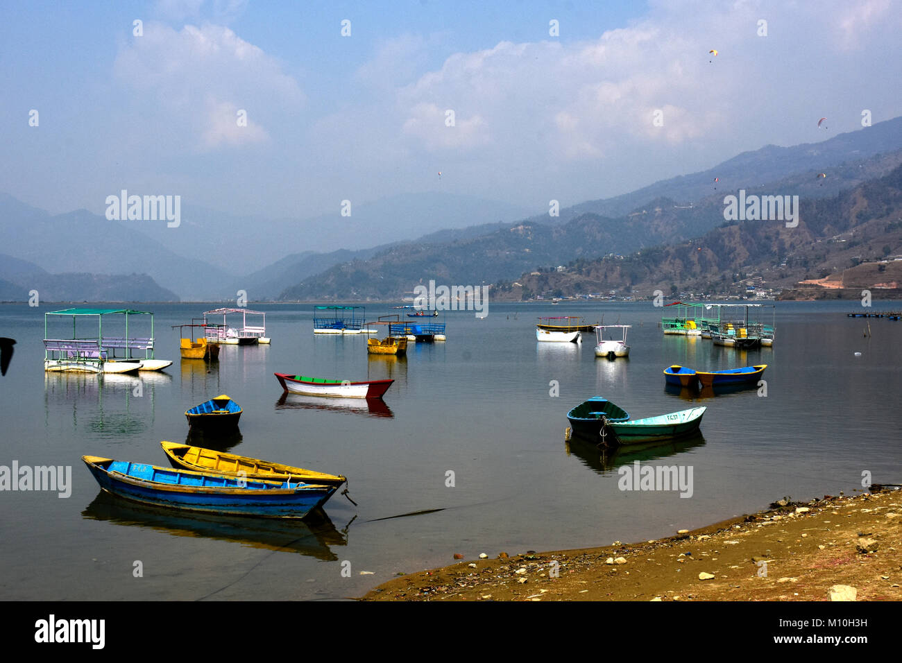 Boote auf dem See Lakeside am See Pewa, Pokhara, Nepal Stockfoto