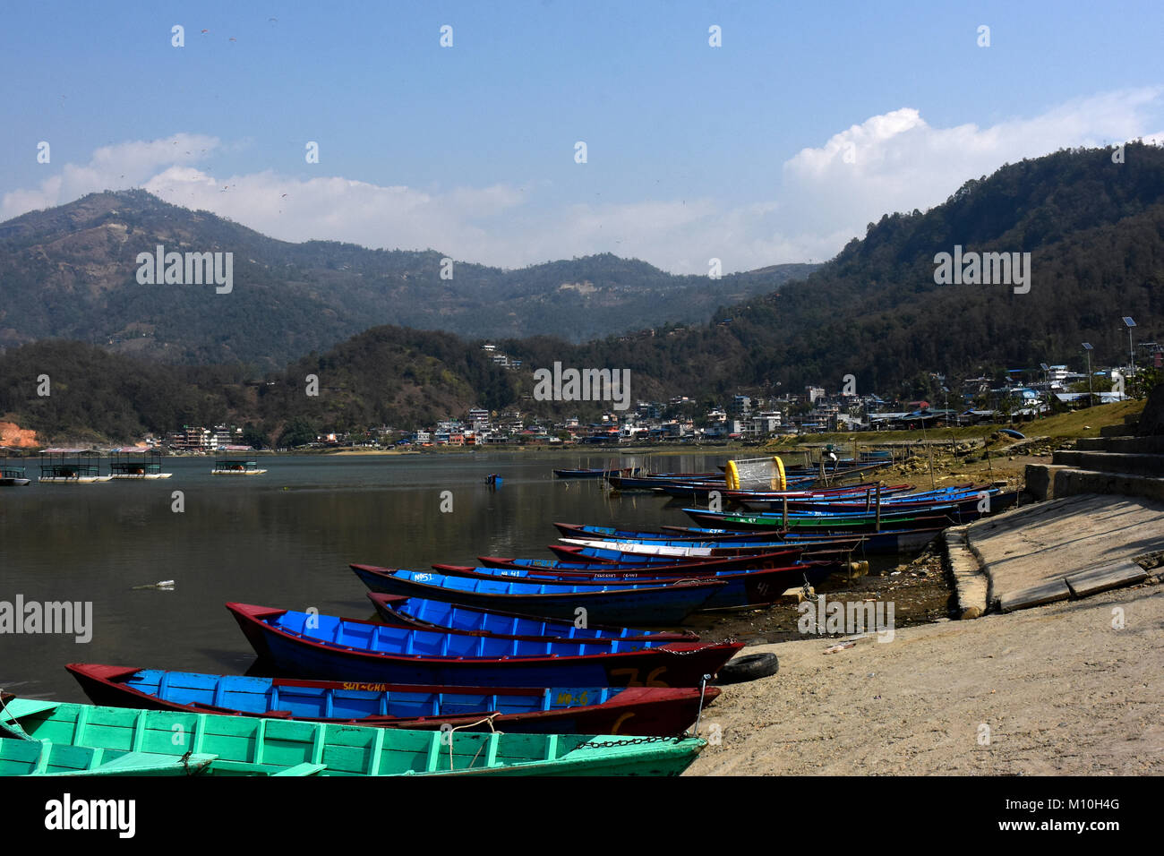Boote auf dem See Lakeside am See Pewa, Pokhara, Nepal Stockfoto