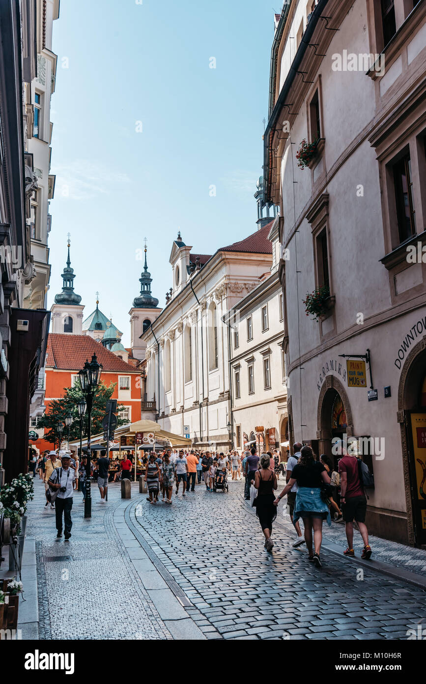 Prag, Tschechische Republik - 18. August 2017: gedrängten Straße im historischen Zentrum von Prag mit malerischen alten Gebäuden. Stockfoto