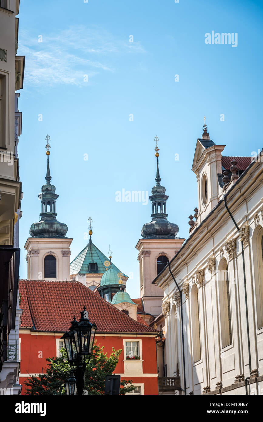 Prag, Tschechische Republik - 18. August 2017: Low Angle View der alten Gebäude im historischen Zentrum von Prag. Stockfoto