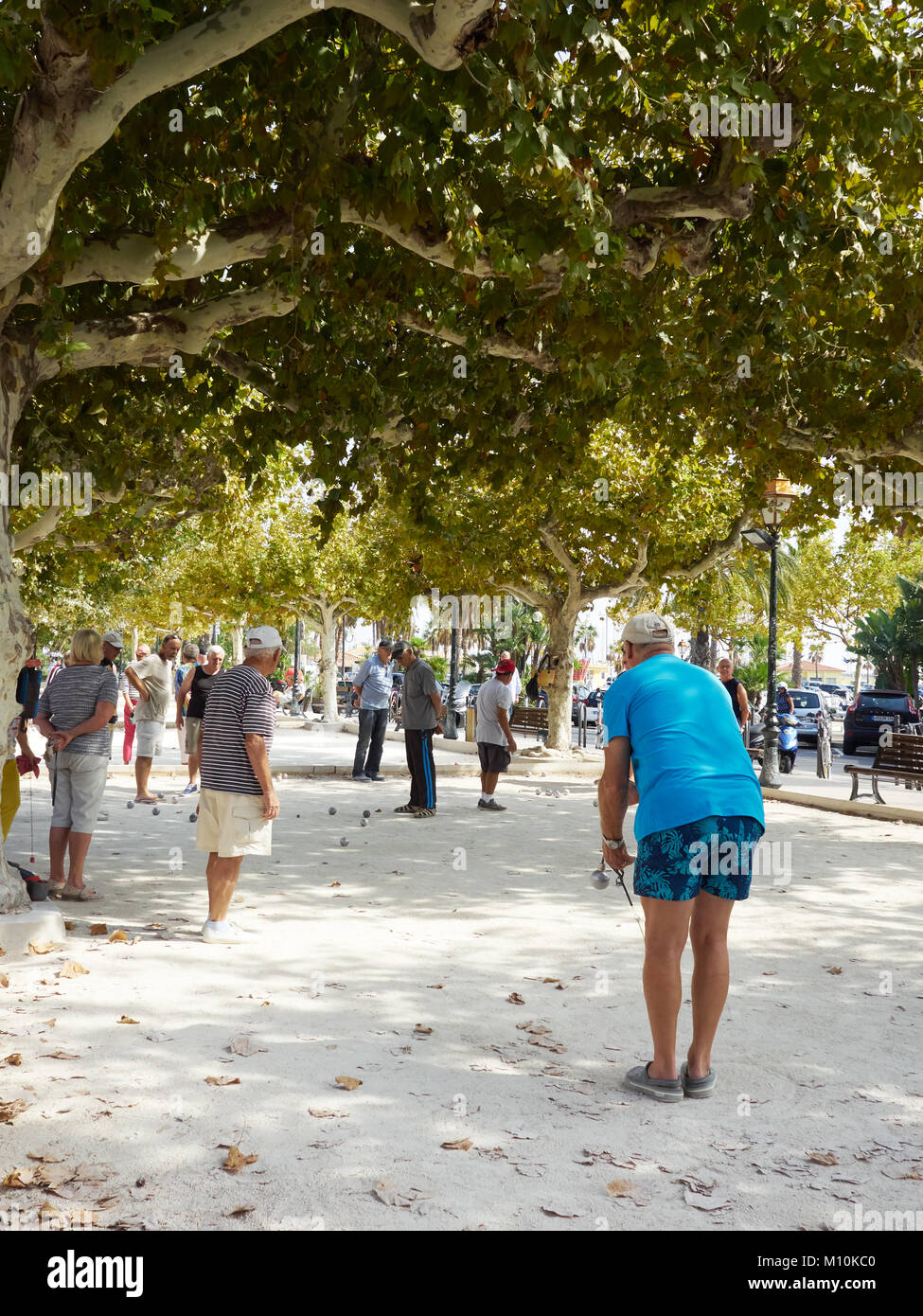 Menschen spielen eine Partie Boule in Le Lavandou, Frankreich Stockfoto