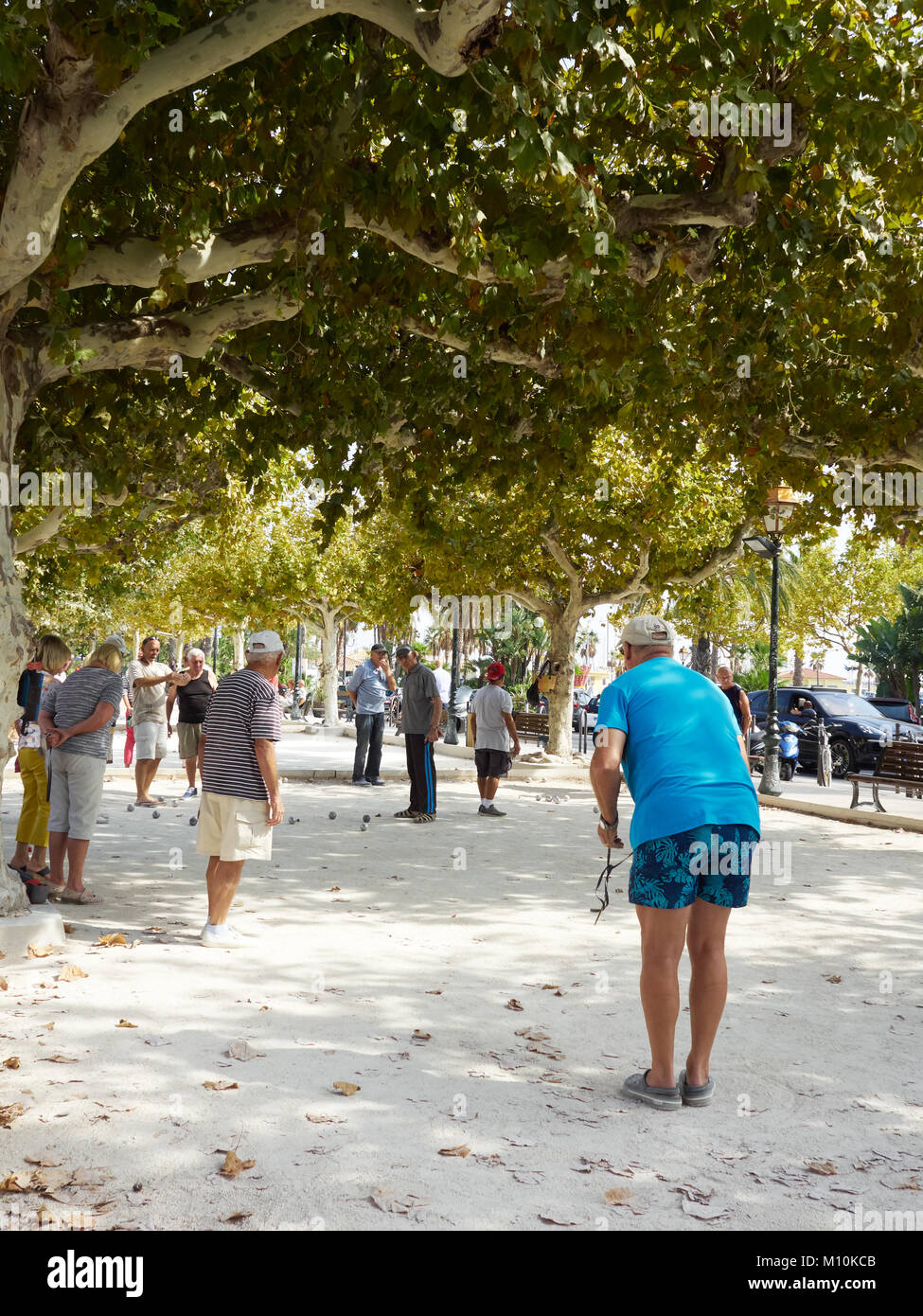 Menschen spielen eine Partie Boule in Le Lavandou, Frankreich Stockfoto