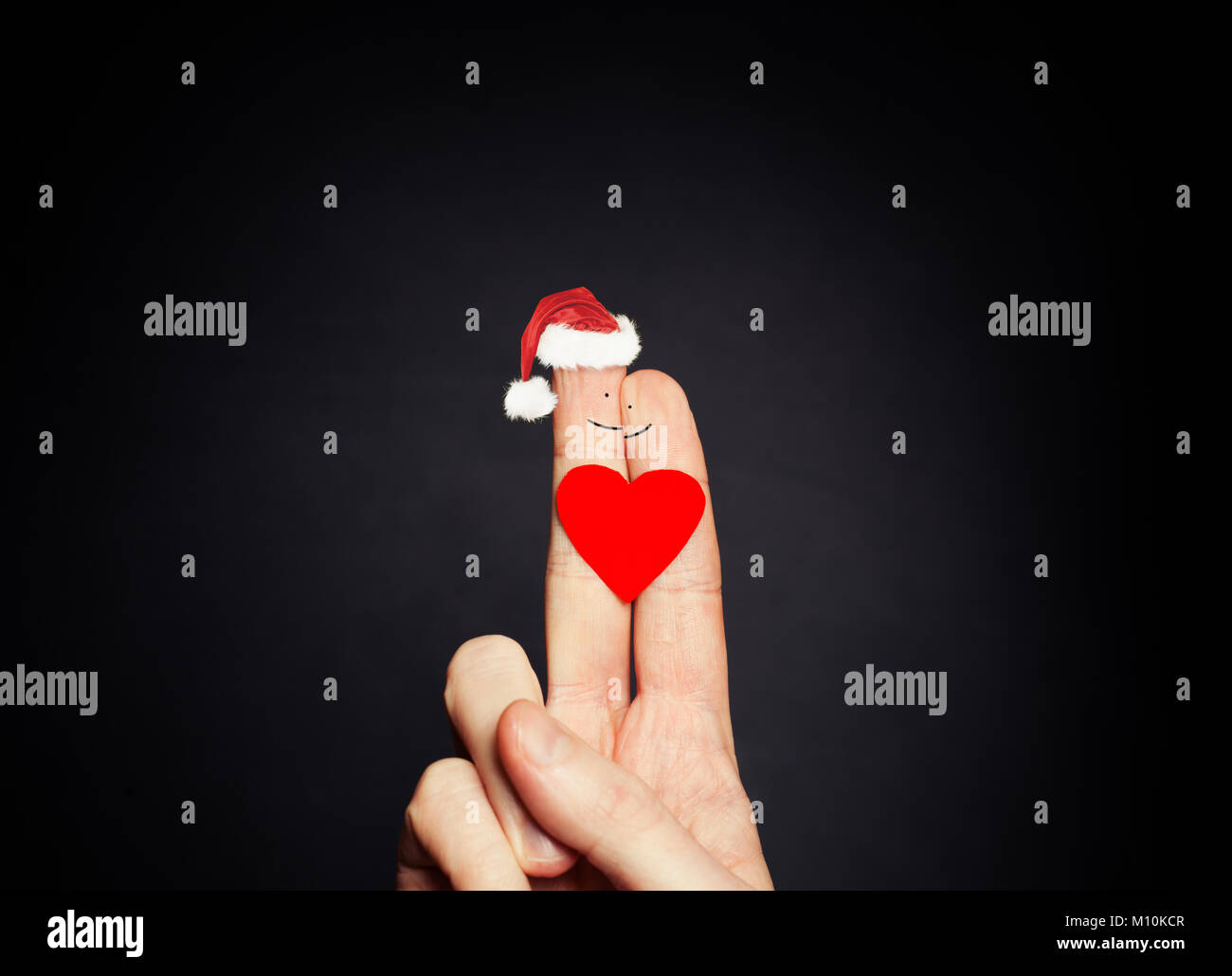 Abstrakte Weihnachten Paar Weihnachten Gluckliches Gesicht Finger In Santa Hute Auf Blackboard Hintergrund Stockfotografie Alamy