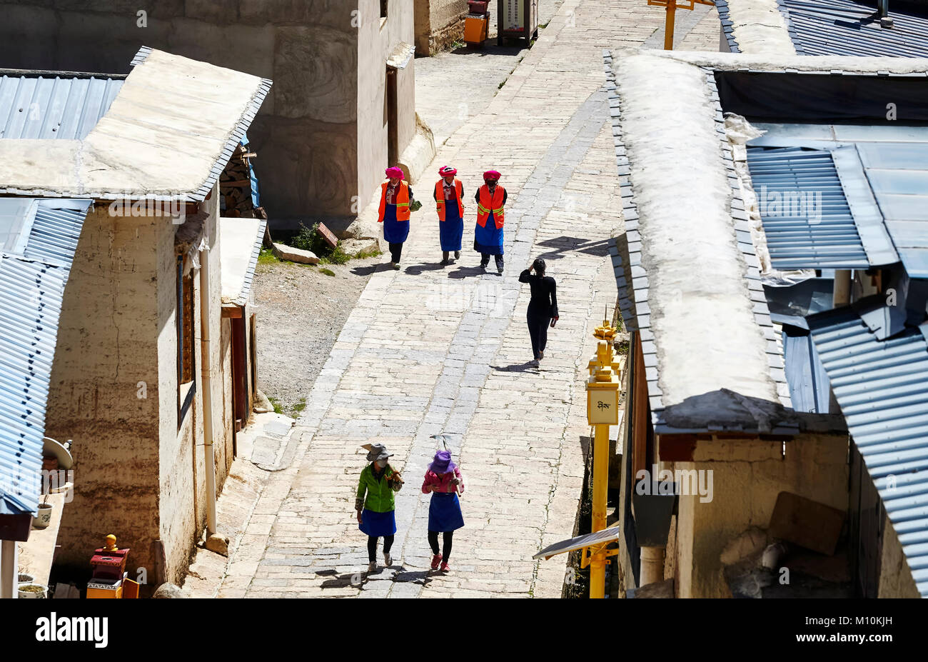 Shangri-La, China - 25. September 2017: Frauen zu Fuß die Straße in Songzanlin Kloster. Stockfoto