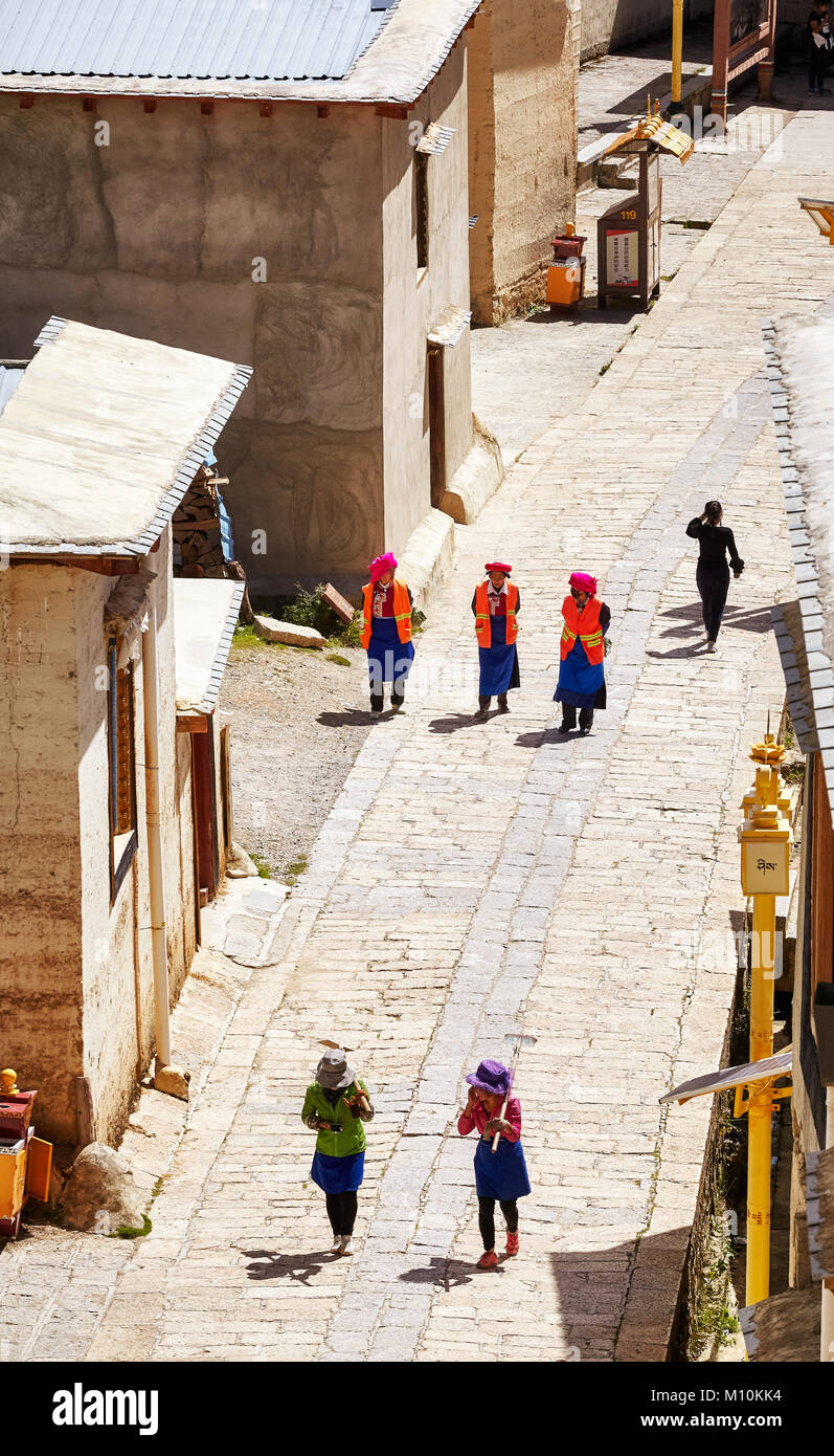 Shangri-La, China - 25. September 2017: Frauen zu Fuß die Straße in Songzanlin Kloster. Stockfoto