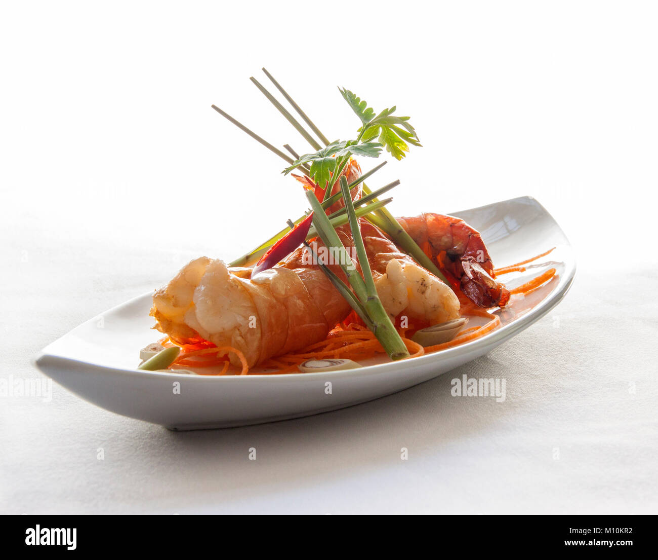 Thai Food, King Prawn mit Zitronengras, Chili, Frühlingszwiebeln und zerkleinerte Karotte. Stockfoto