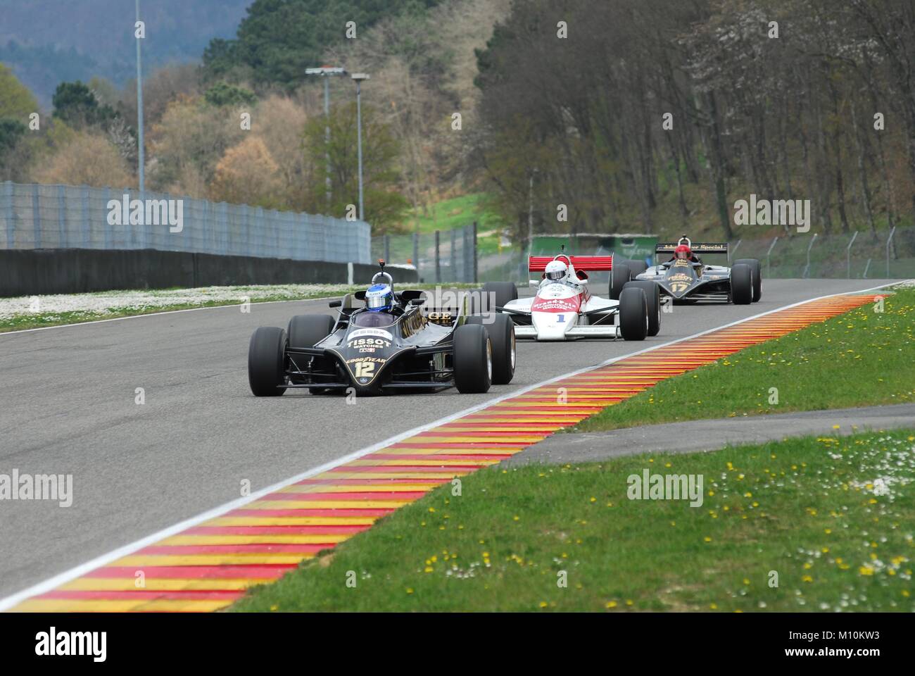 Mugello am 1. April 2007: Unbekannte laufen auf klassische F1-Wagen 1981 Lotus 88 auf Mugello in Italien in Mugello Historic Festival. Stockfoto