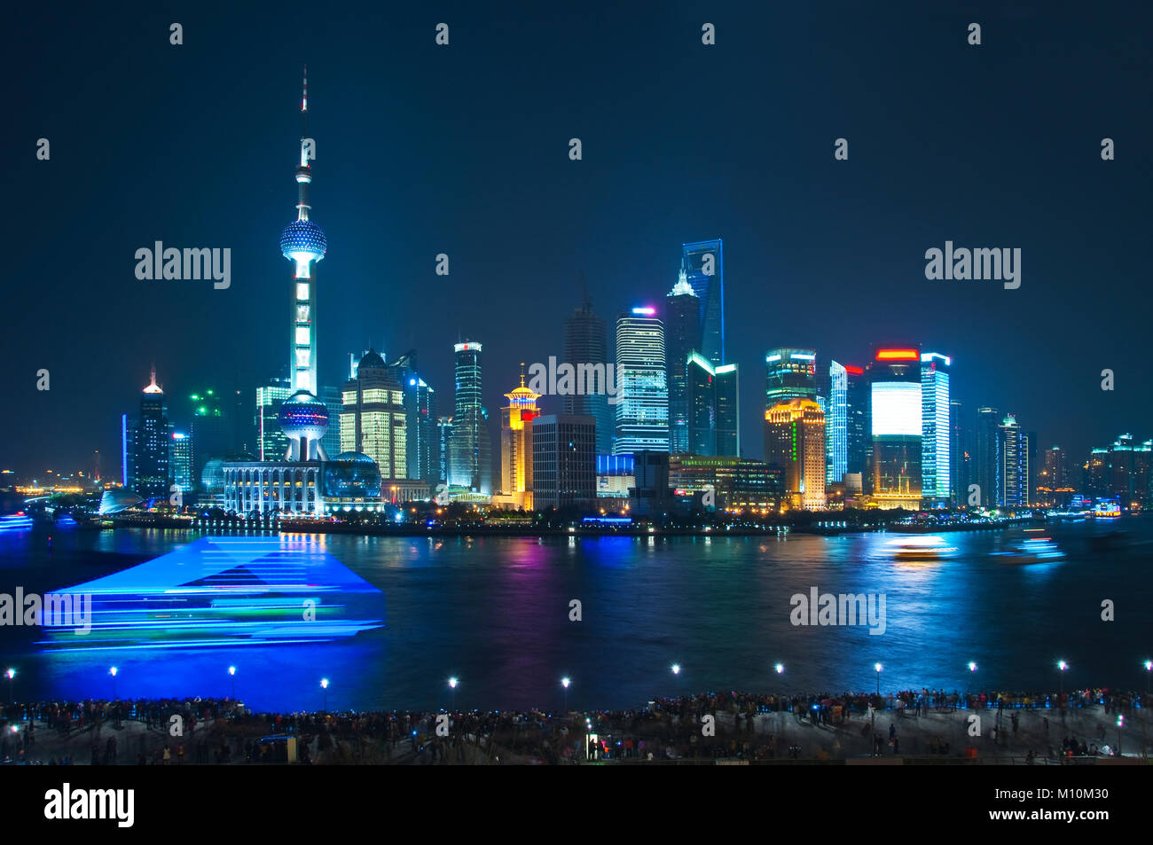 Skyline von Shanghai bei Nacht mit den Fluss Huangpu Stockfoto