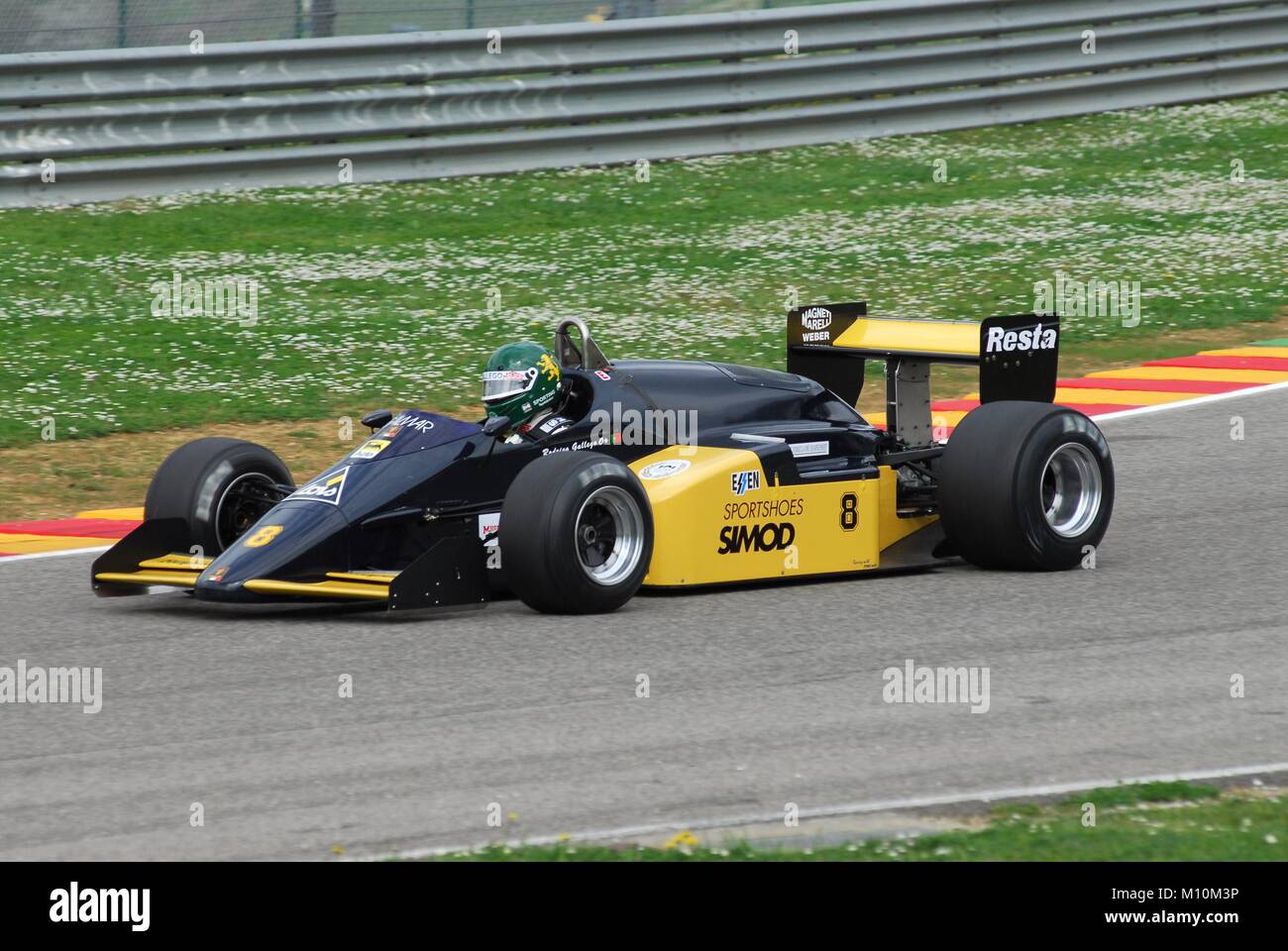 Mugello am 1. April 2007: Unbekannte laufen auf klassische F1-Wagen 1986 Minardi M 186 Turbo ex Pierluigi Martini auf Mugello in Italien. Stockfoto