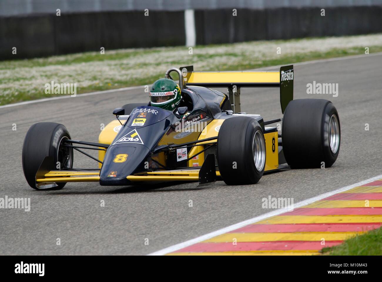 Mugello am 1. April 2007: Unbekannte laufen auf klassische F1-Wagen 1986 Minardi M 186 Turbo ex Pierluigi Martini auf Mugello in Italien. Stockfoto