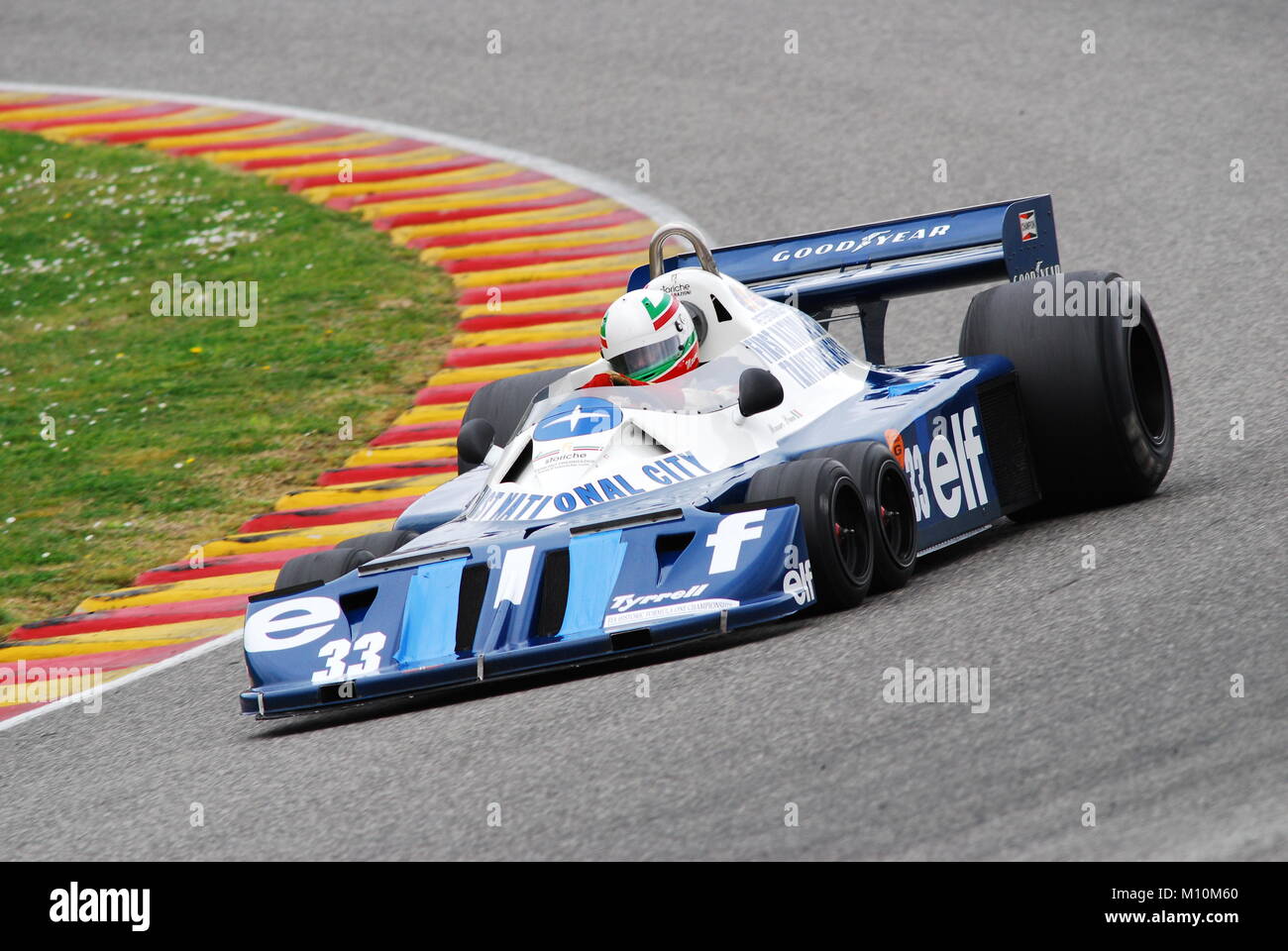 Mugello am 1. April 2007: Unbekannte laufen auf klassische F1-Wagen 1976 Tyrrell P34 auf Mugello in Italien in Mugello Historic Festival. Stockfoto